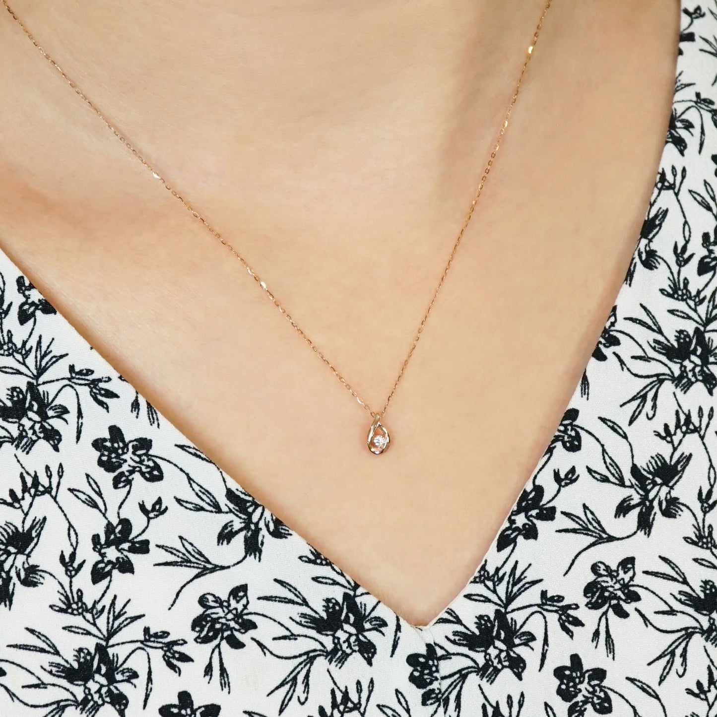 [WEB Exclusive] 10K Diamond Dew Drop Petit Necklace (Rose Gold) - Model Image