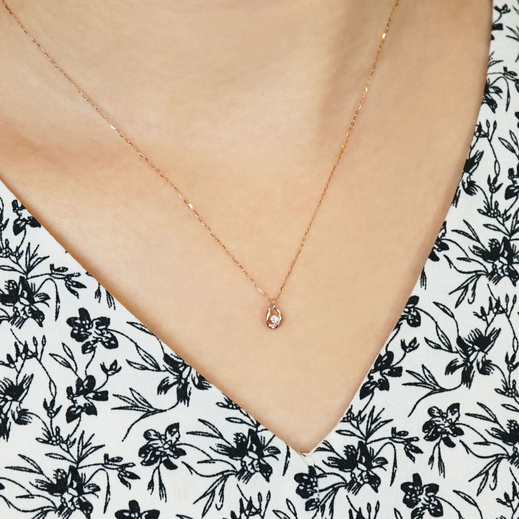 [WEB Exclusive] 10K Diamond Dew Drop Petit Necklace (Rose Gold) - Model Image