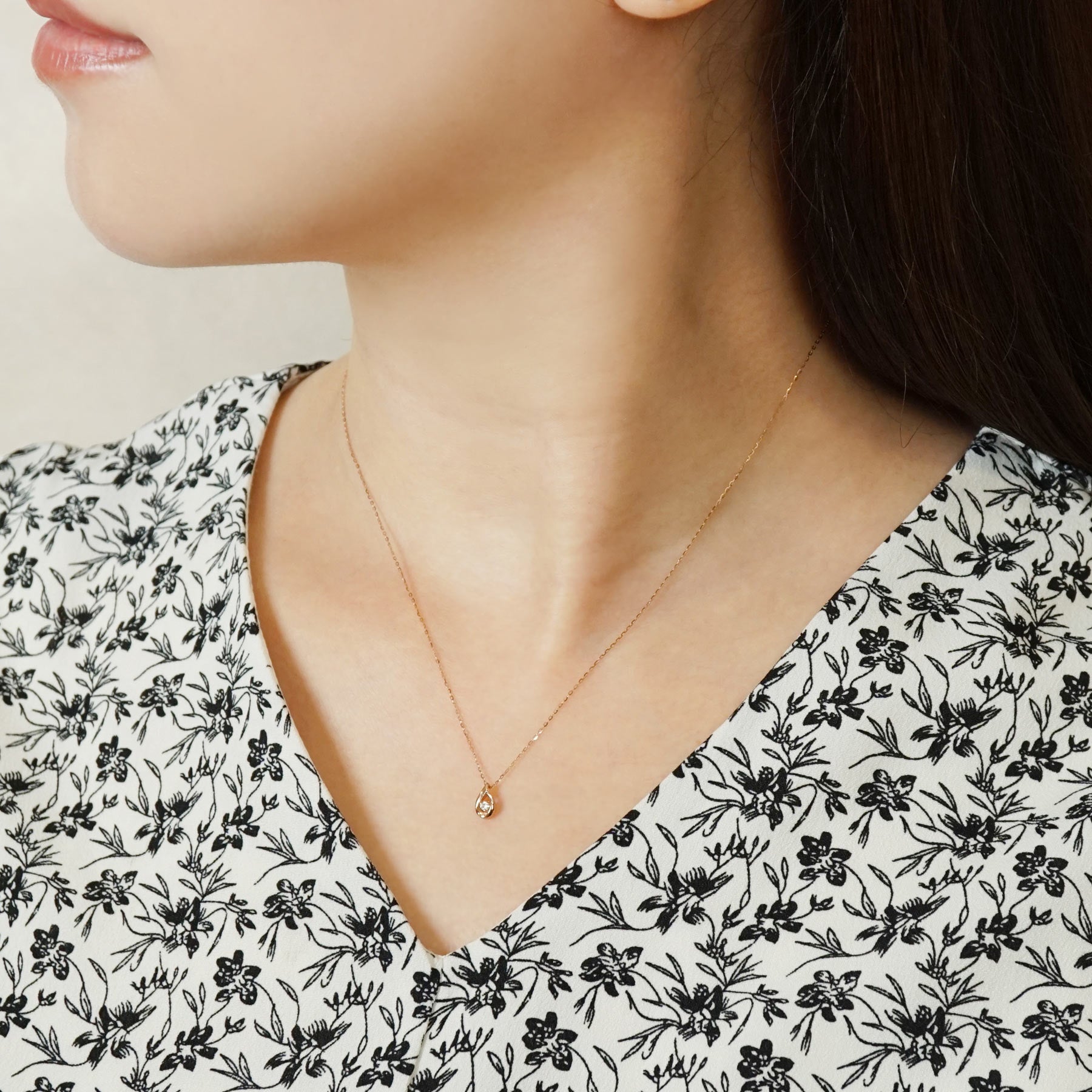 [WEB Exclusive] 10K Diamond Dew Drop Petit Necklace (Rose Gold) - Model Image