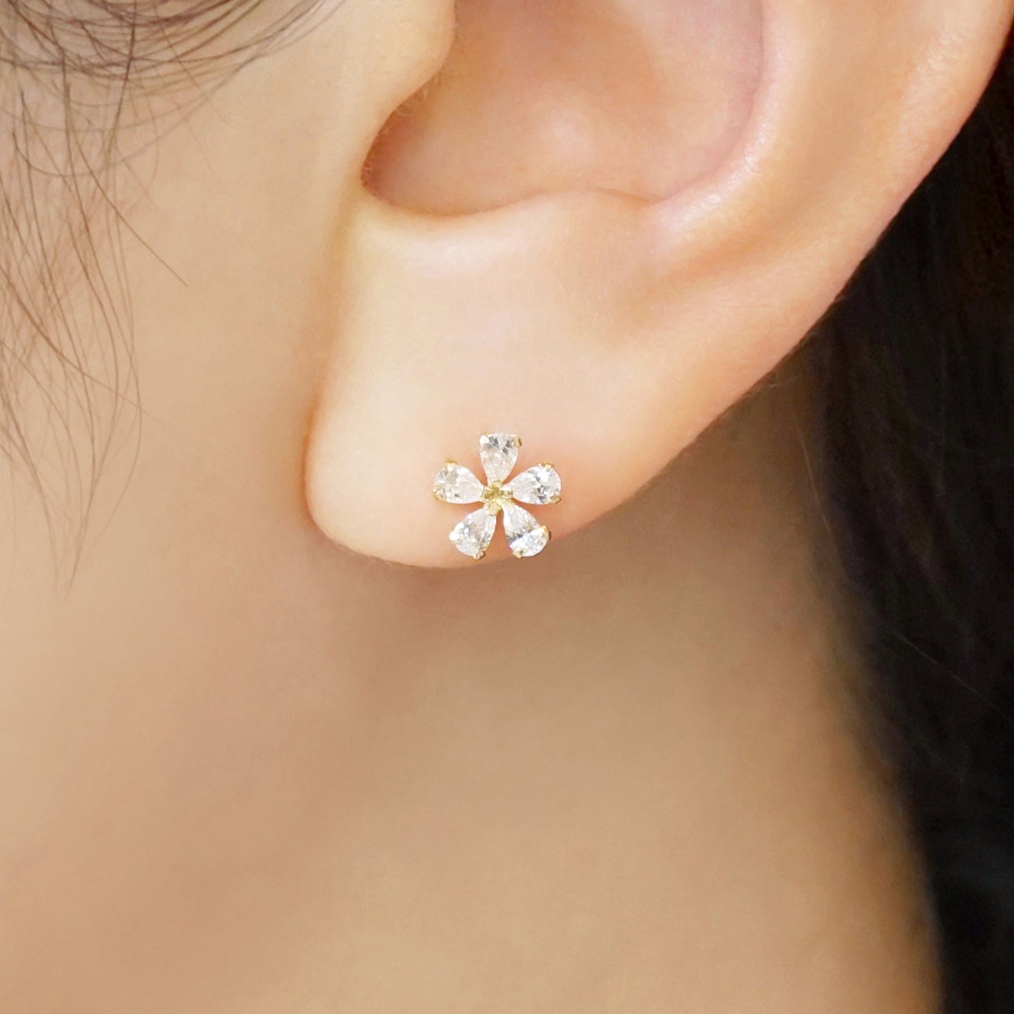 [WEB Exclusive] 10K Cubic Zirconia Flower Earrings (Yellow Gold) - Model Image