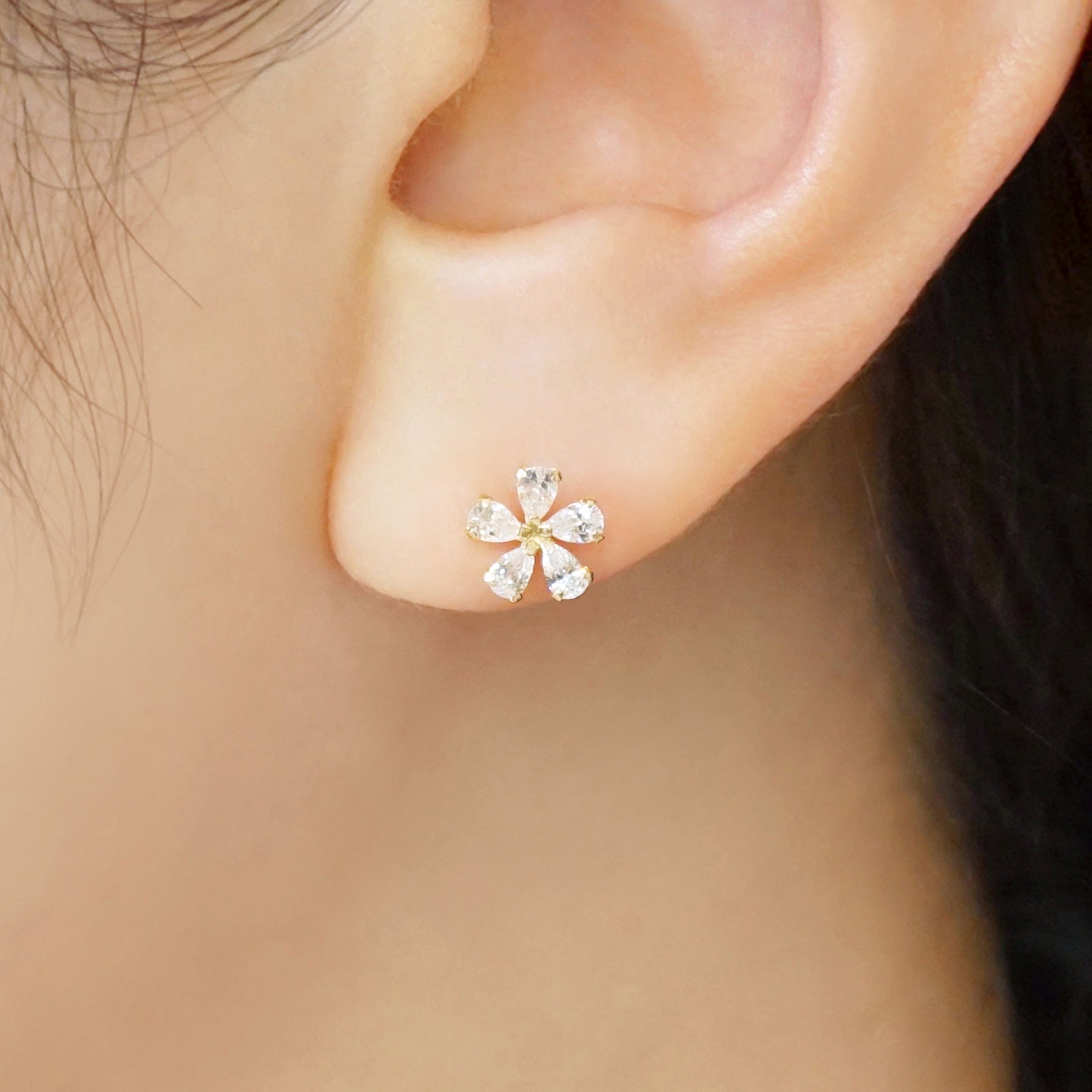 [WEB Exclusive] 10K Cubic Zirconia Flower Earrings (Yellow Gold) - Model Image