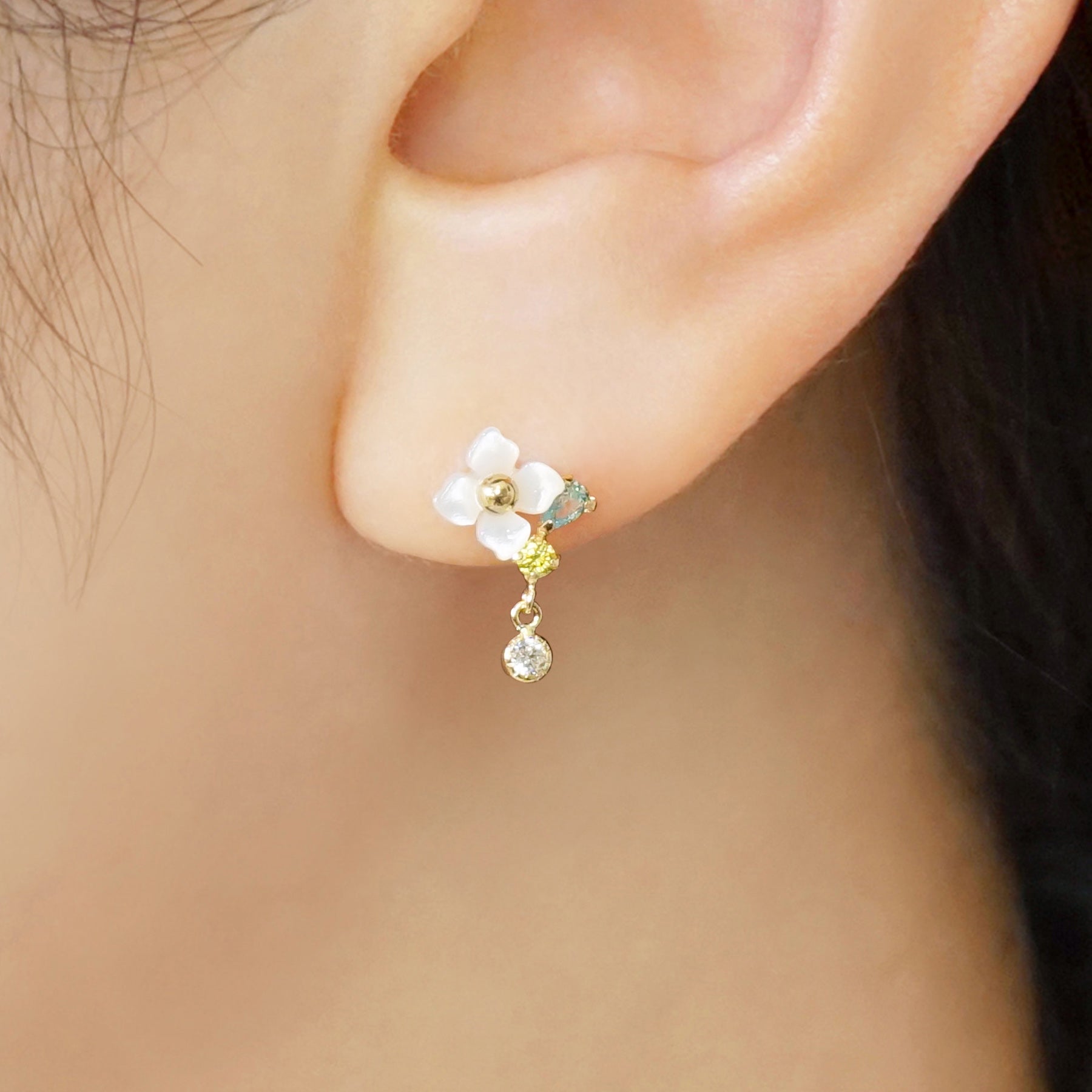 [WEB Exclusive] 10K White Shell Floral Earrings (Yellow Gold) - Model Image