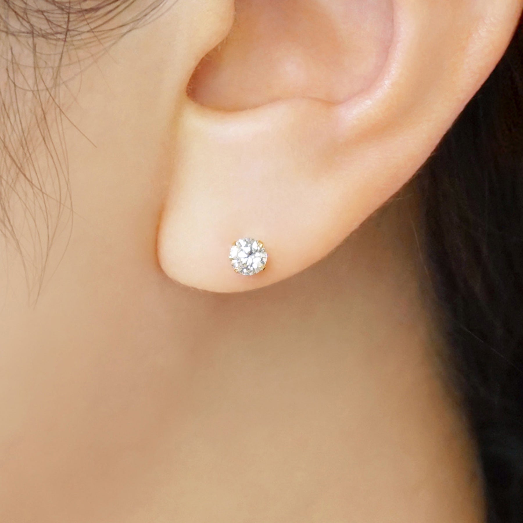 [WEB Exclusive] 10K Simple Circle Earrings (Yellow Gold) - Model Image