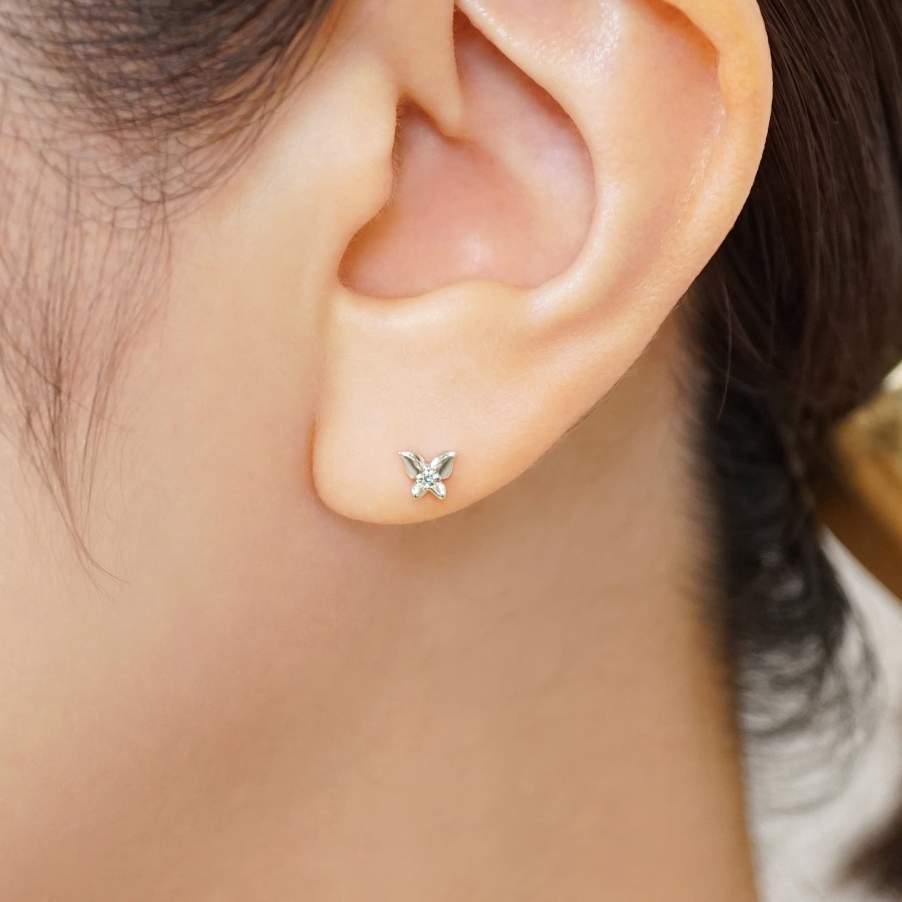 [Solo Earring] [Second Earrings] Platinum Ice Blue Diamond Butterfly Single Earring - Model Image