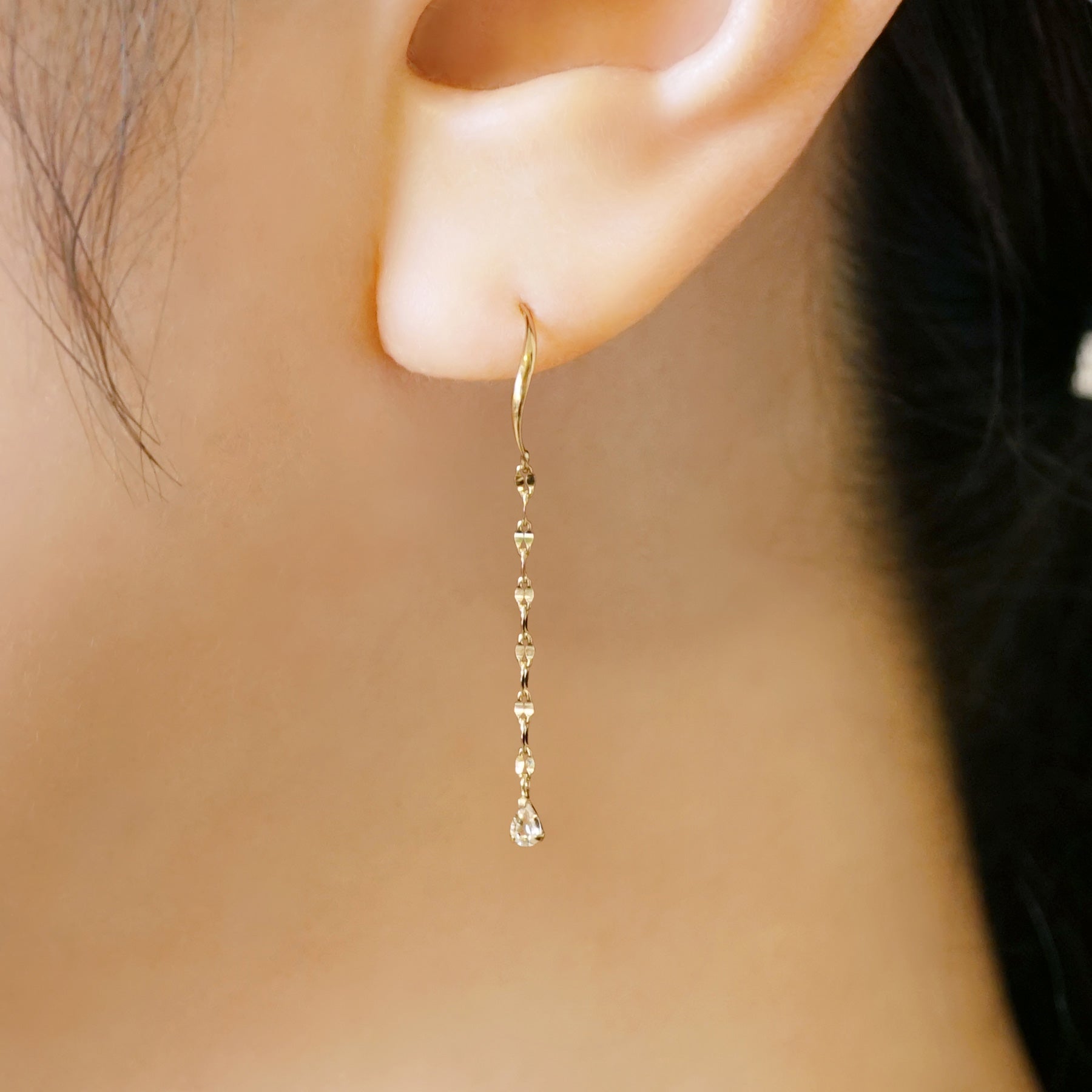 [Palette] 18K/10K White Topaz Base Earrings (Yellow Gold) - Model Image