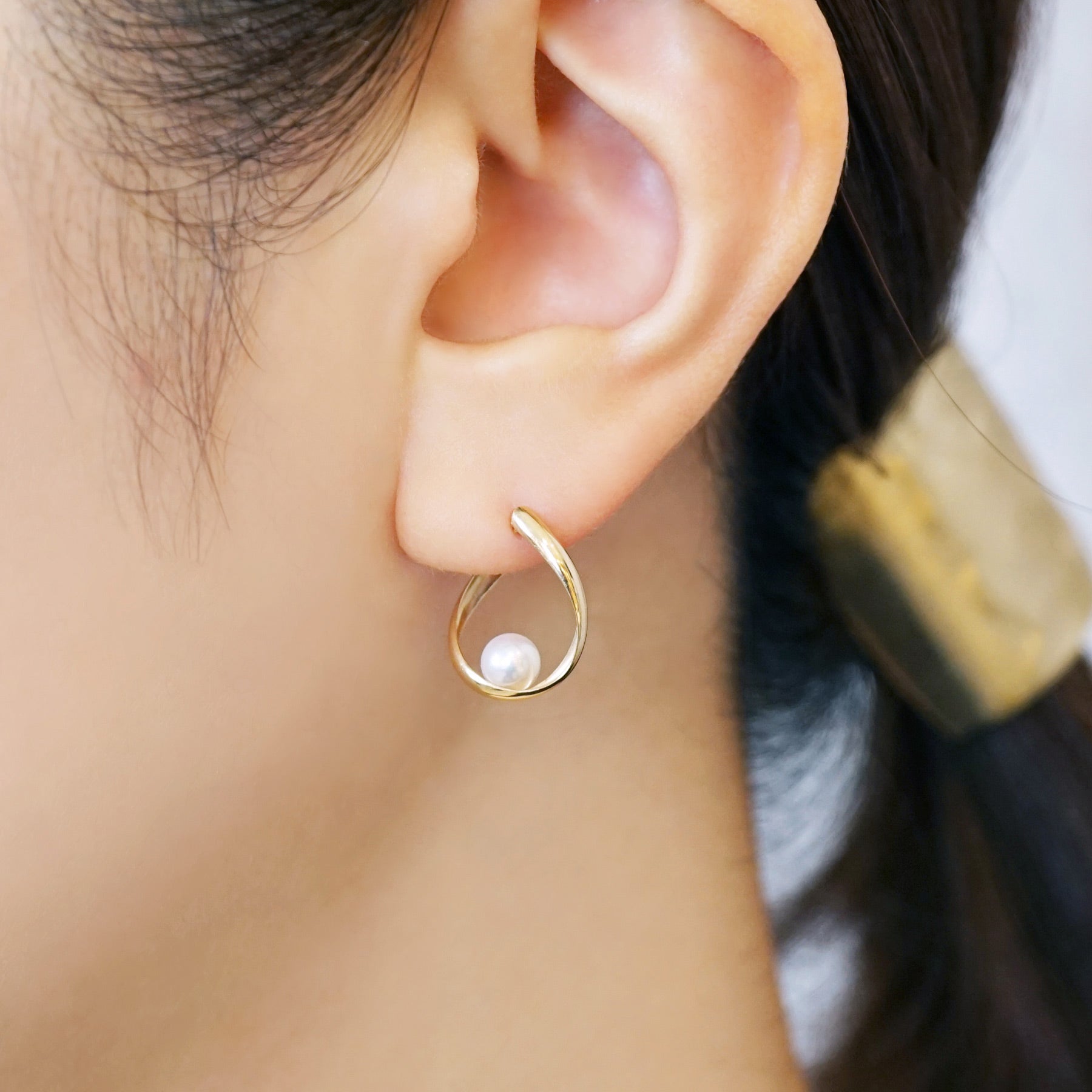 18K/10K Akoya Pearl Twisted Hoop Earrings (Small) (Yellow Gold) - Model Image