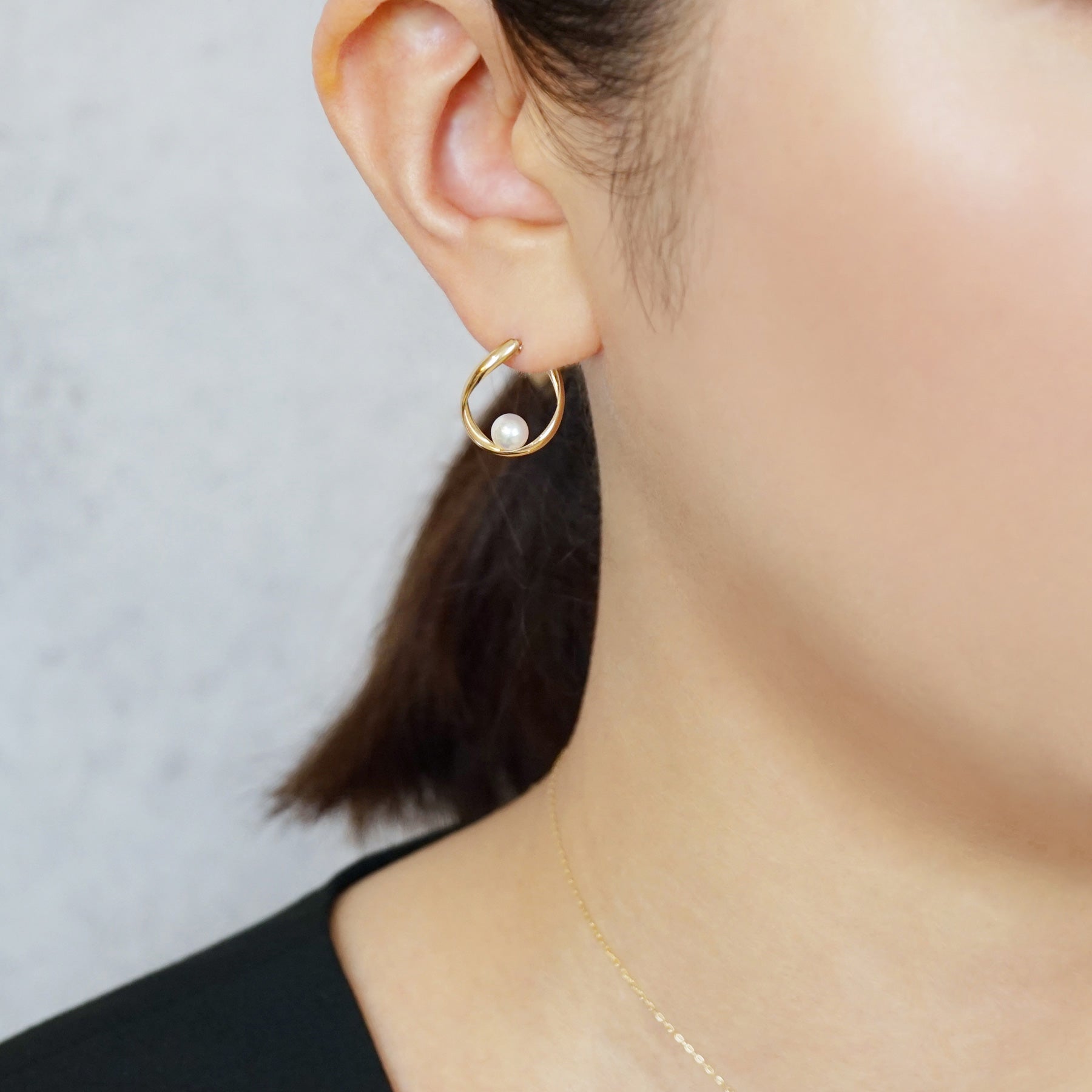 18K/10K Akoya Pearl Twisted Hoop Earrings (Small) (Yellow Gold) - Model Image