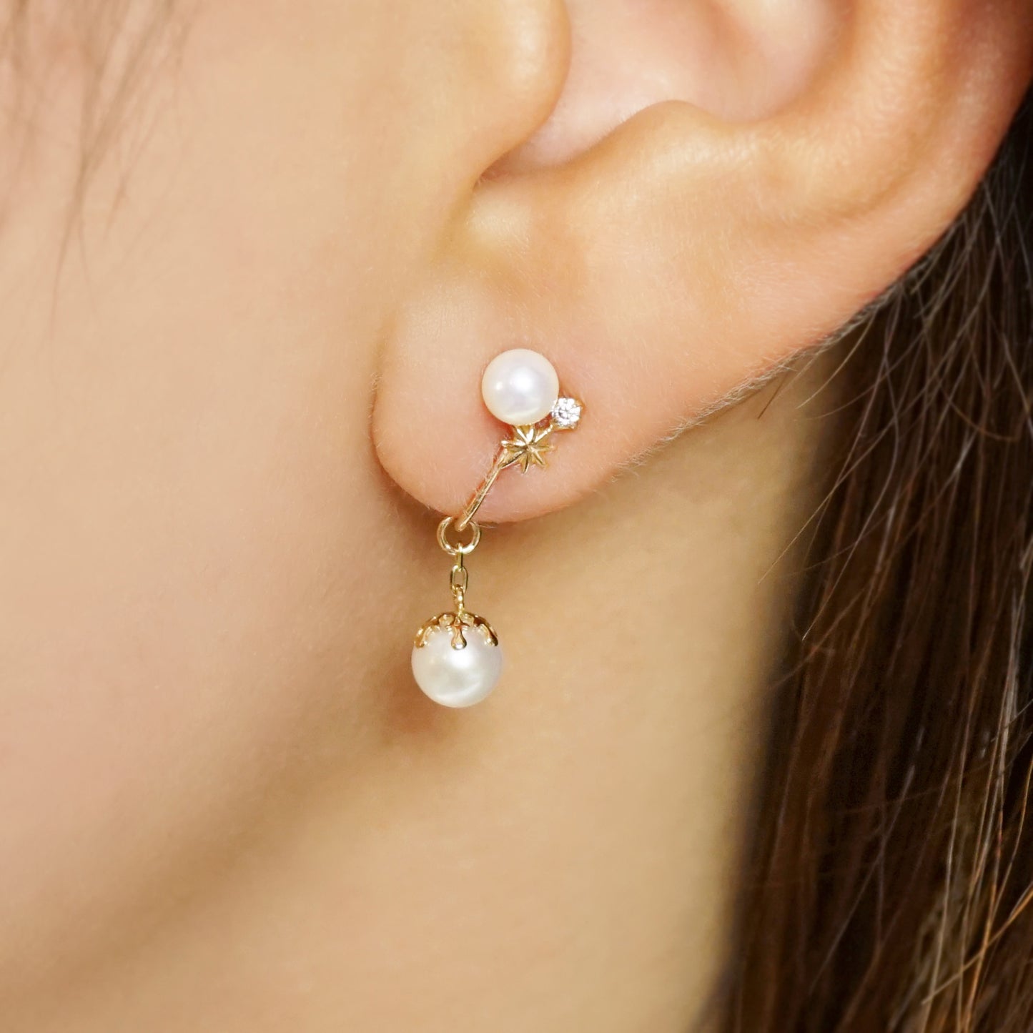 10K Freshwater Pearl 2Way Clip-On Earrings [Luminous] (Yellow Gold) - Model Image