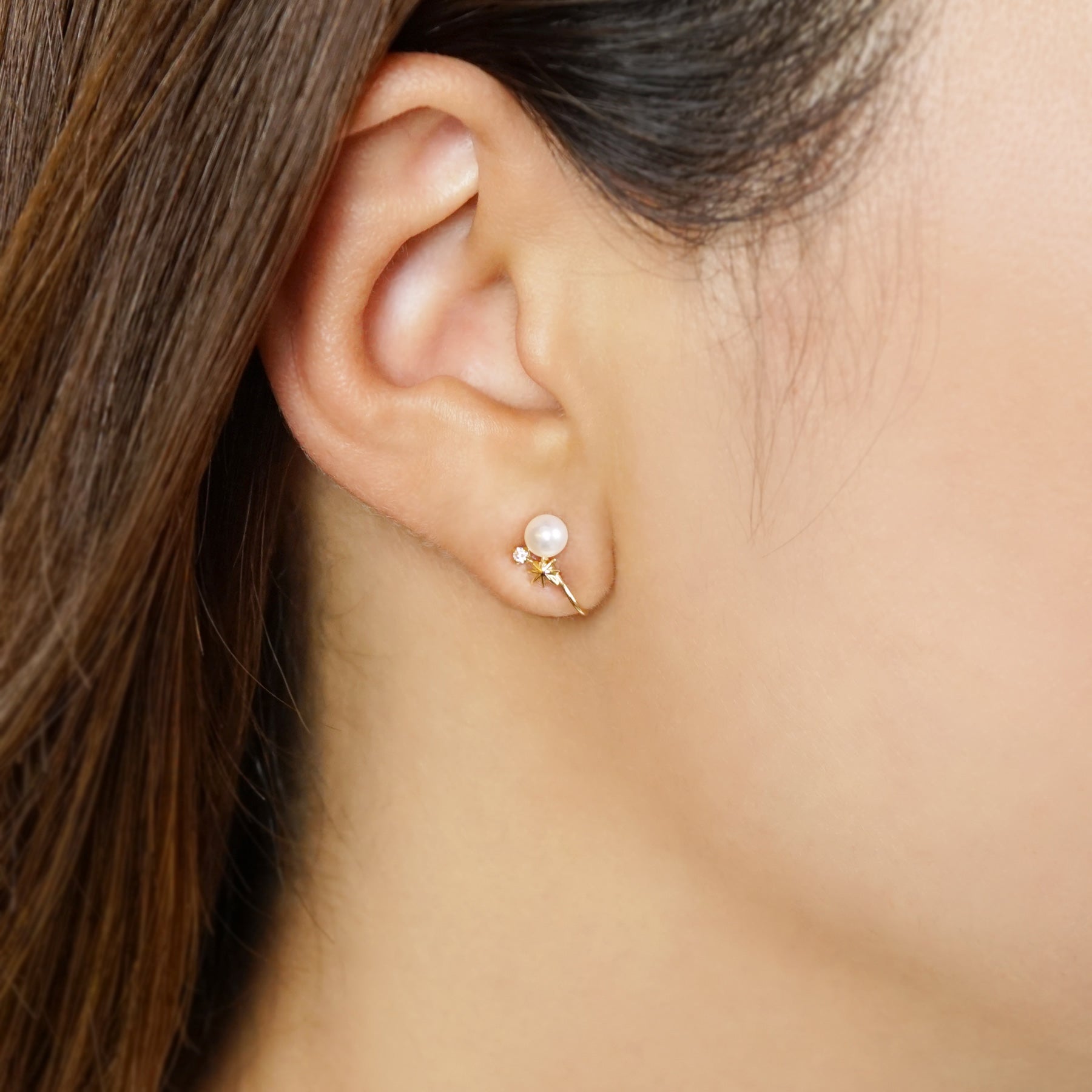 10K Freshwater Pearl 2Way Clip-On Earrings [Luminous] (Yellow Gold) - Model Image