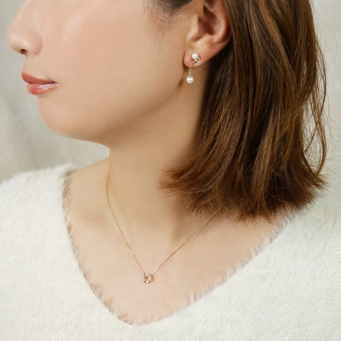 10K Freshwater Pearl 2Way Clip-On Earrings [Luminous] (Yellow Gold) - Model Image