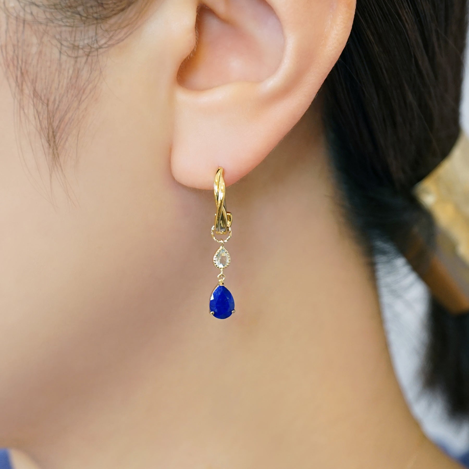 [Palette] 10K Blue Topaz x Lapis Lazuli Charms (Yellow Gold) - Model Image