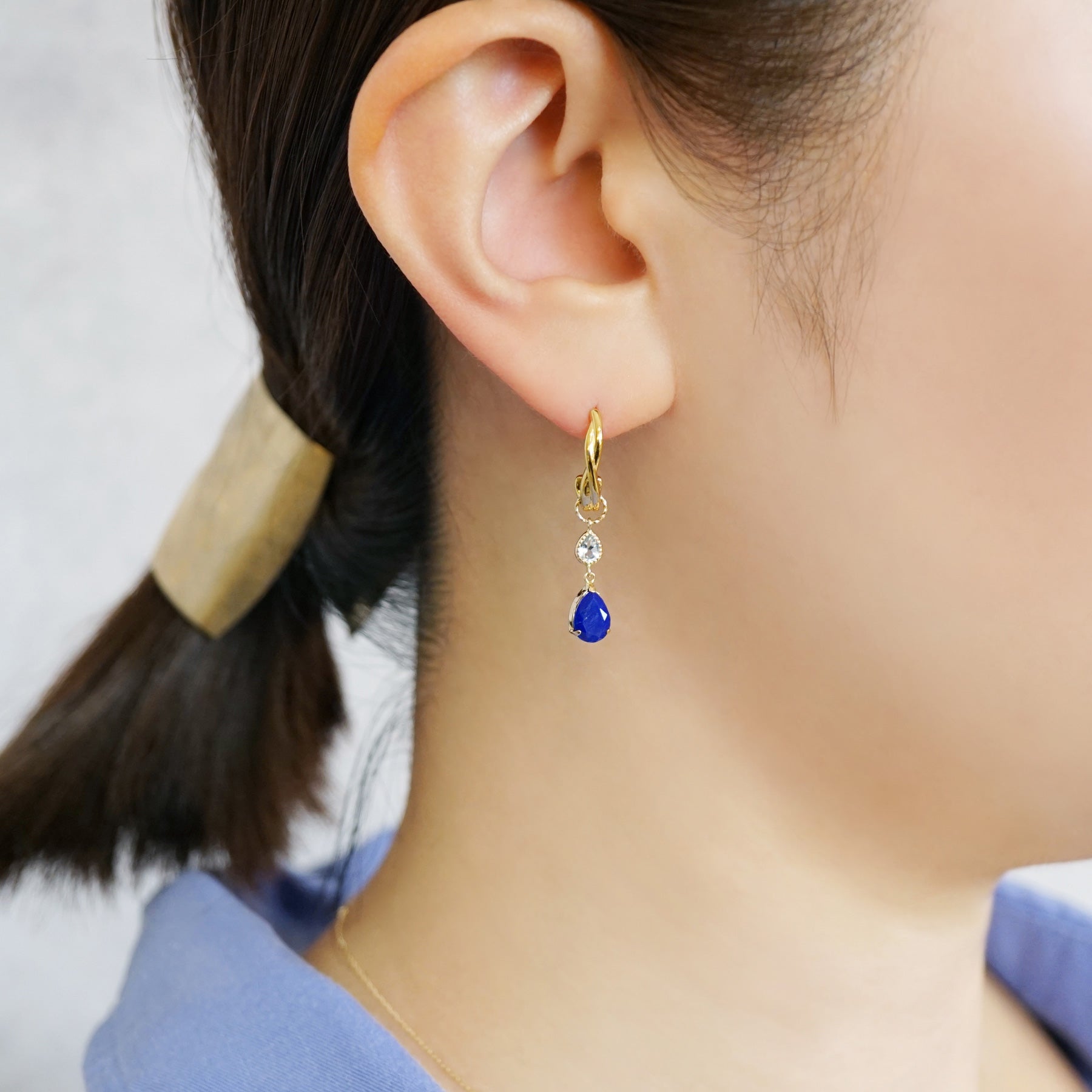 [Palette] 10K Blue Topaz x Lapis Lazuli Charms (Yellow Gold) - Model Image