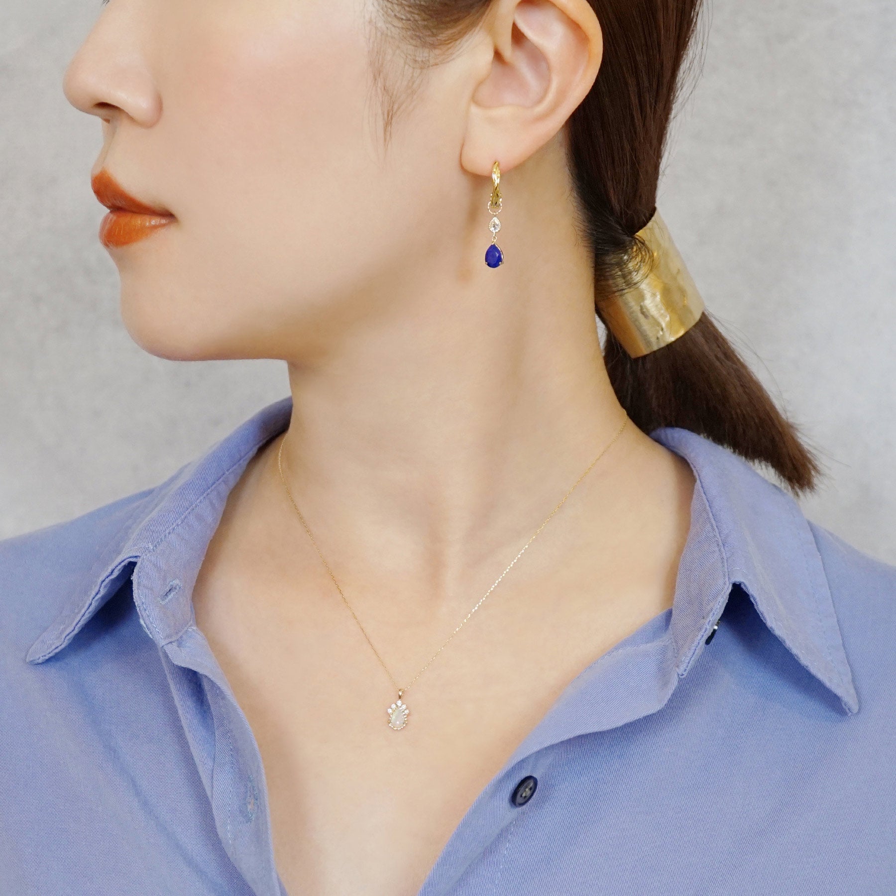 [Palette] 10K Blue Topaz x Lapis Lazuli Charms (Yellow Gold) - Model Image