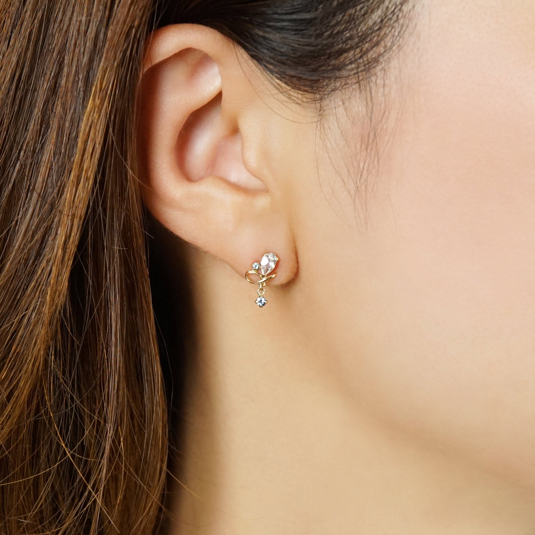 18K/10K Topaz 2Way Earrings [Blue Danube] (Yellow Gold) - Model Image