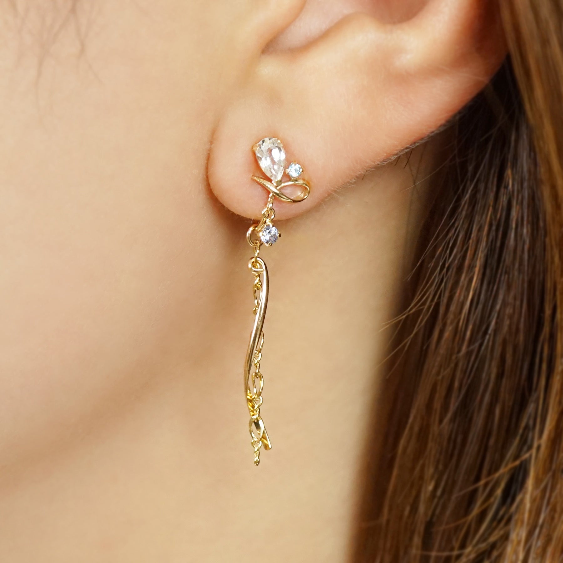 10K Topaz 2Way Clip-On Earrings [Blue Danube] (Yellow Gold) - Model Image