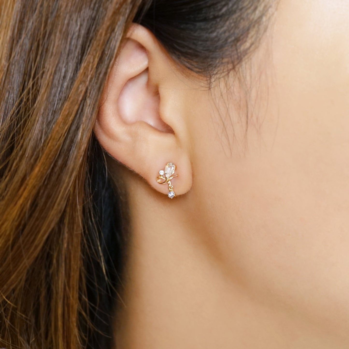 10K Topaz 2Way Clip-On Earrings [Blue Danube] (Yellow Gold) - Model Image