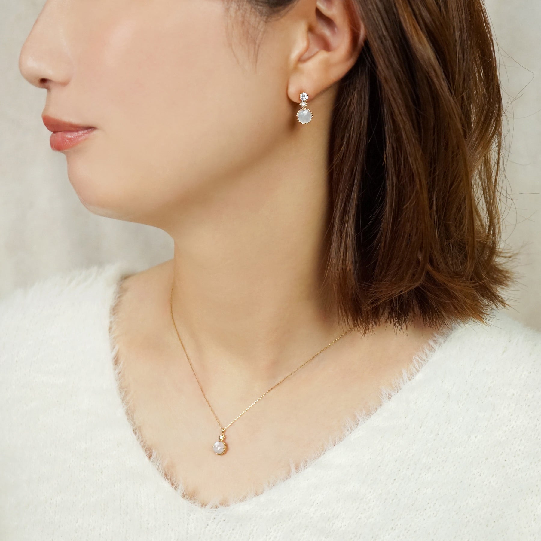 10K White Shell Necklace [Edelweiss] (Yellow Gold) - Model Image
