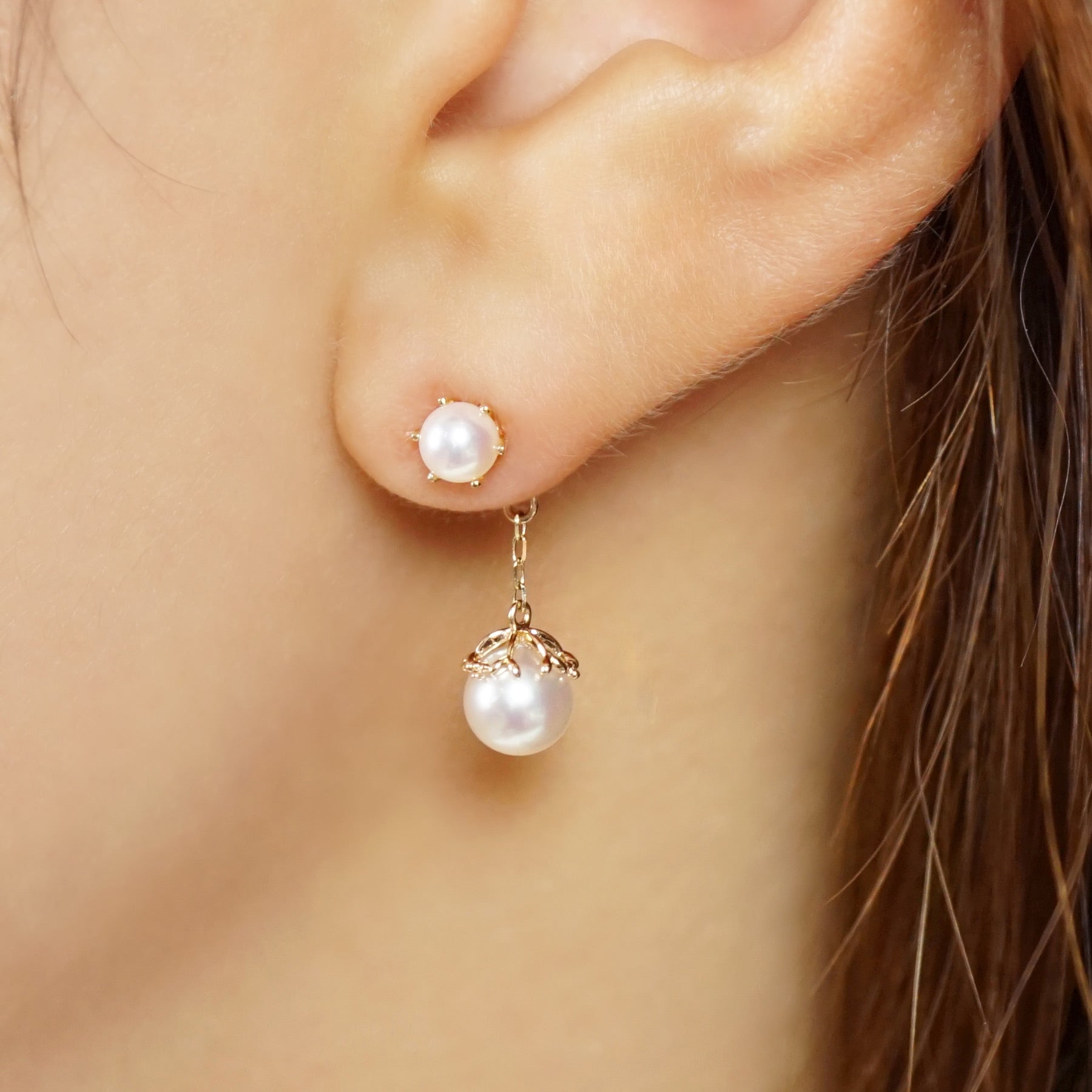 18K/10K Akoya Pearl 2Way Swinging Earrings [Mistletoe] (Yellow Gold) - Model Image