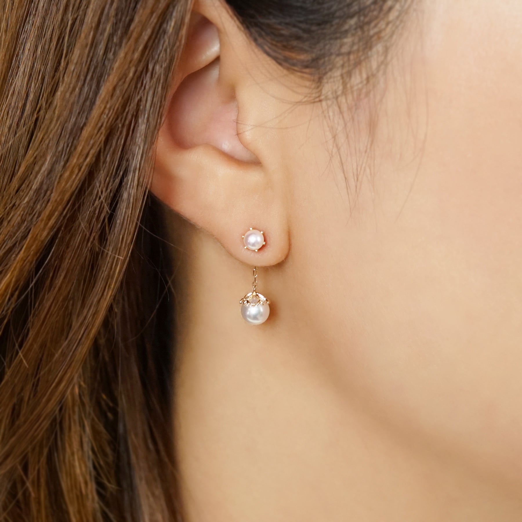 18K/10K Akoya Pearl 2Way Swinging Earrings [Mistletoe] (Yellow Gold) - Model Image