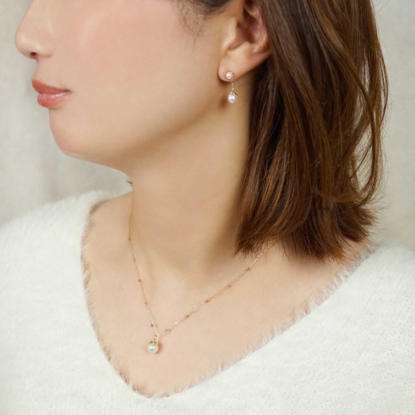 18K/10K Akoya Pearl 2Way Swinging Earrings [Mistletoe] (Yellow Gold) - Model Image