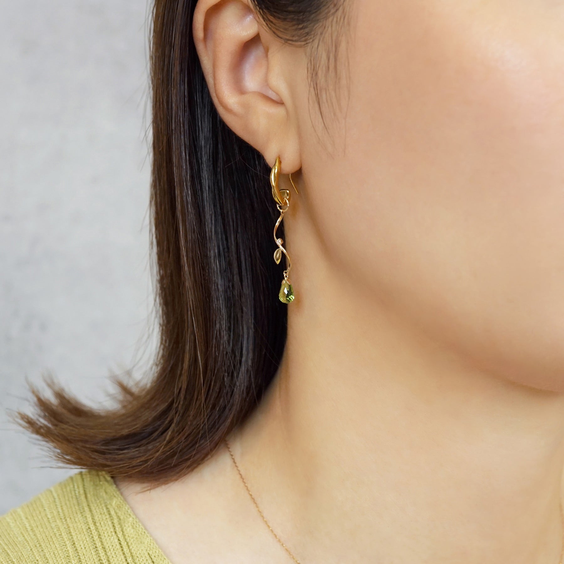 [Palette] 10K Peridot Leaf Charms (Yellow Gold) - Model Image
