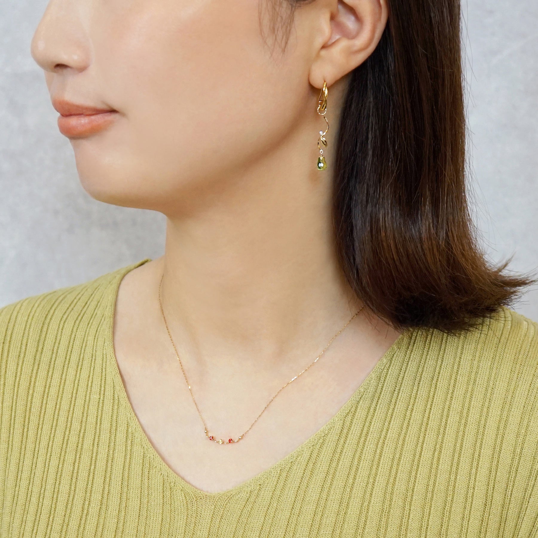 [Palette] 10K Peridot Leaf Charms (Yellow Gold) - Model Image
