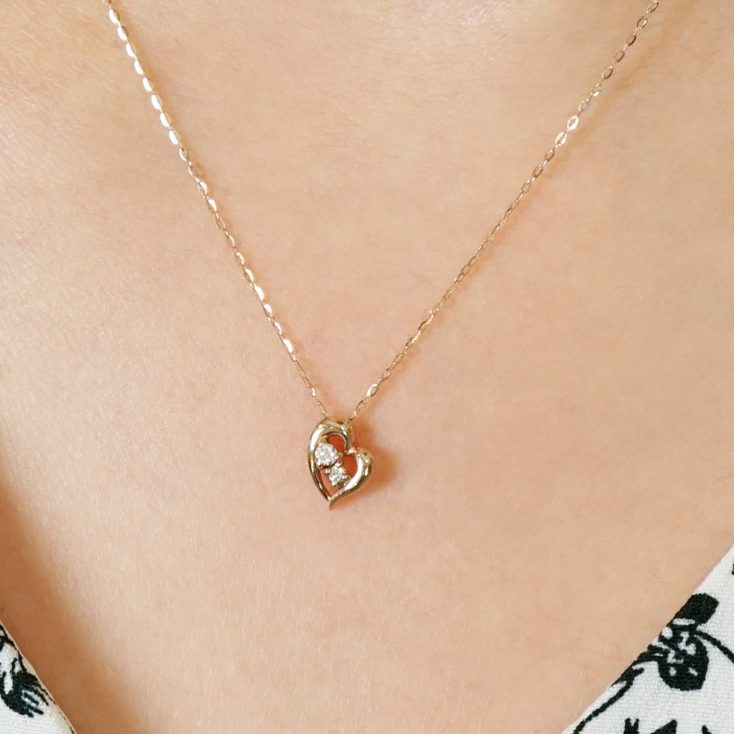 [WEB Exclusive] 10K Diamond Heart Necklace (Rose Gold) - Model Image
