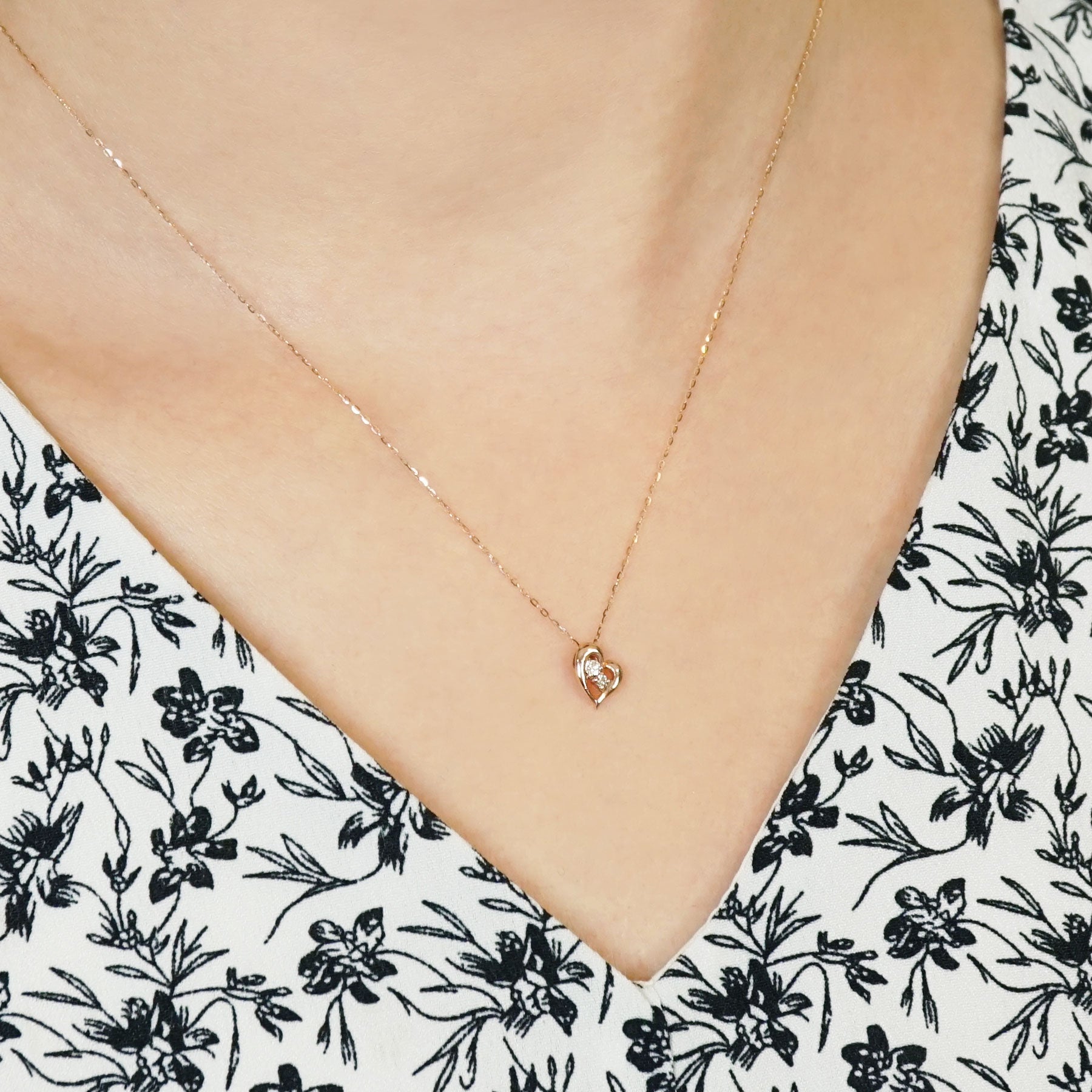 [WEB Exclusive] 10K Diamond Heart Necklace (Rose Gold) - Model Image