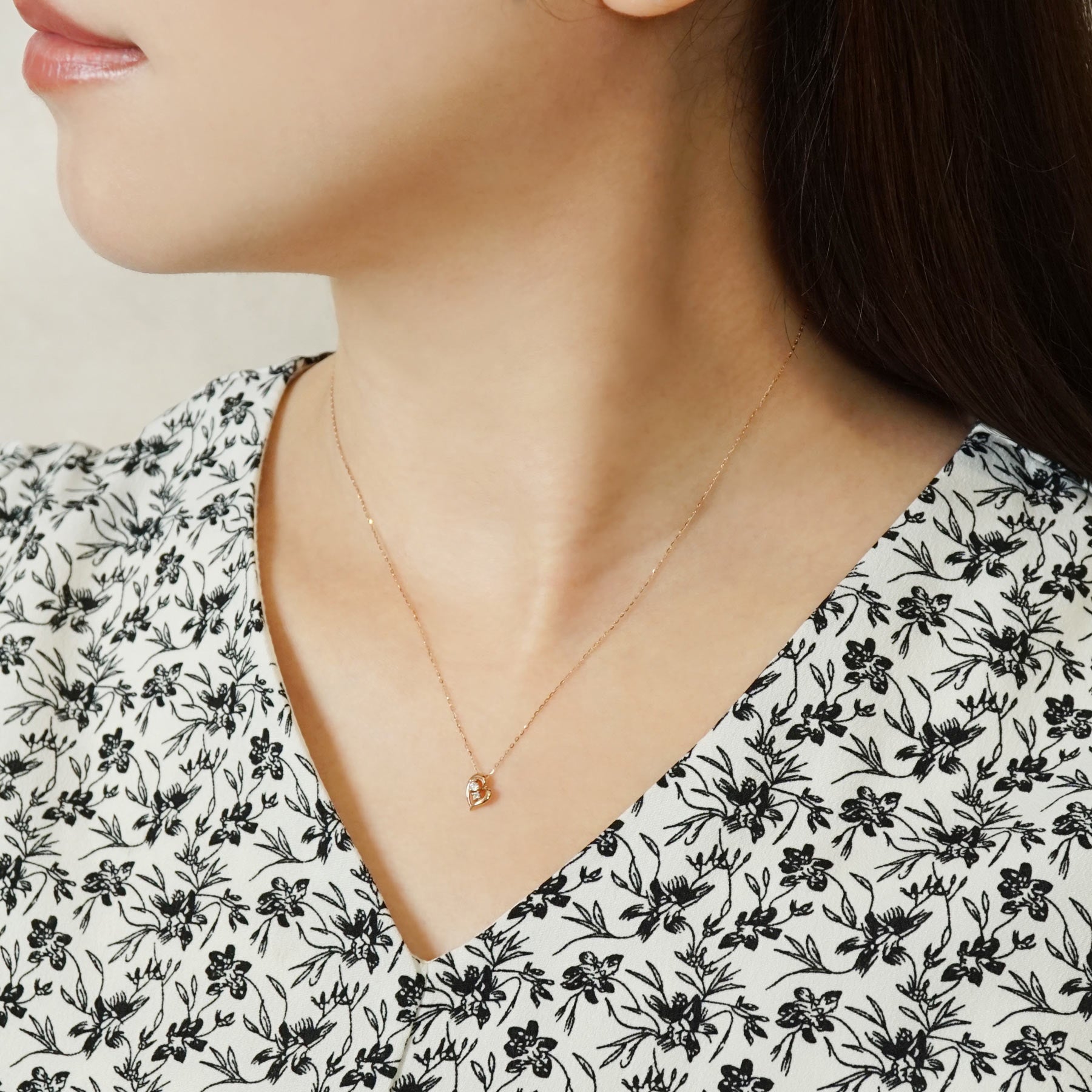 [WEB Exclusive] 10K Diamond Heart Necklace (Rose Gold) - Model Image