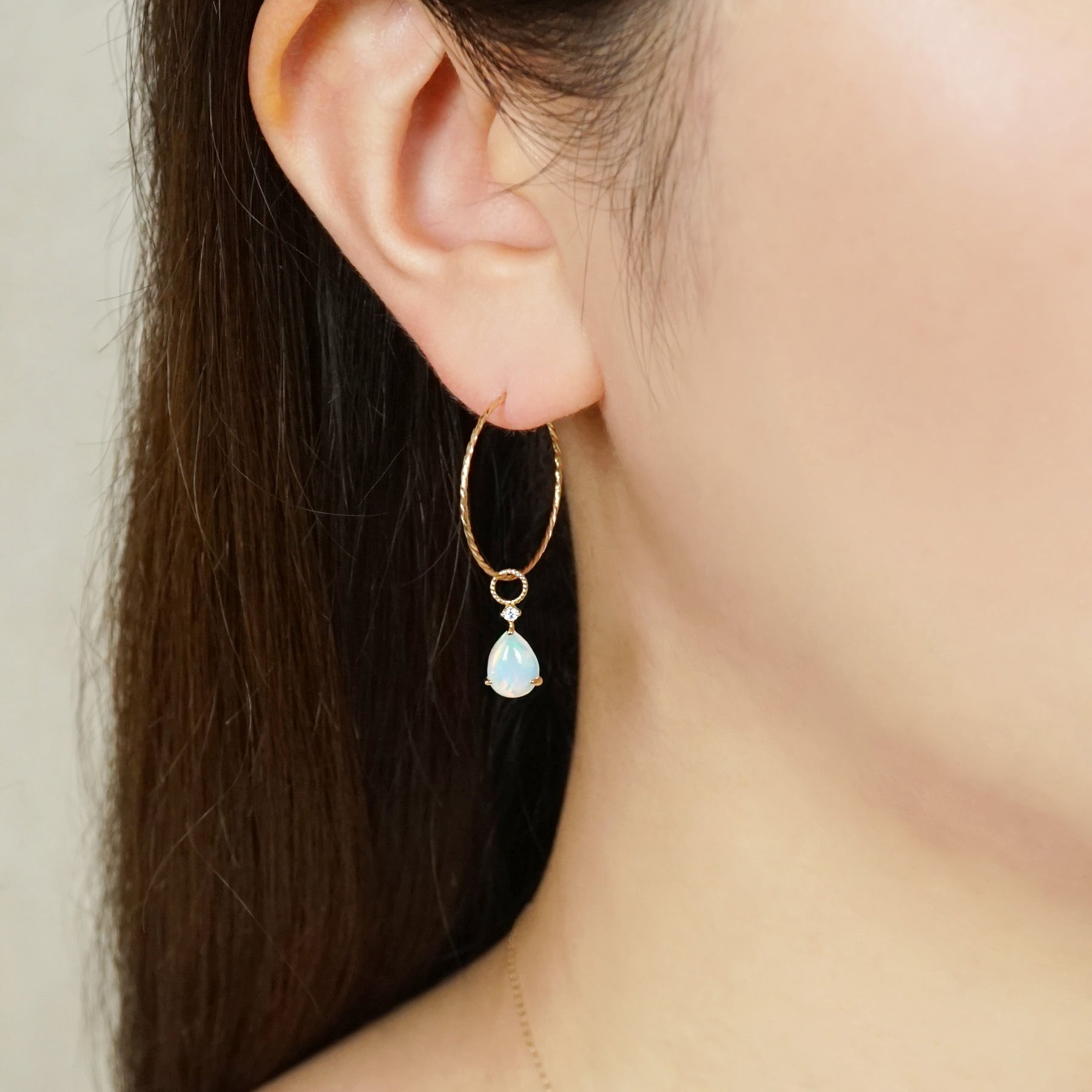 [Palette] 10K Opal Charm Set [Dream Tone] (Yellow Gold) - Model Image