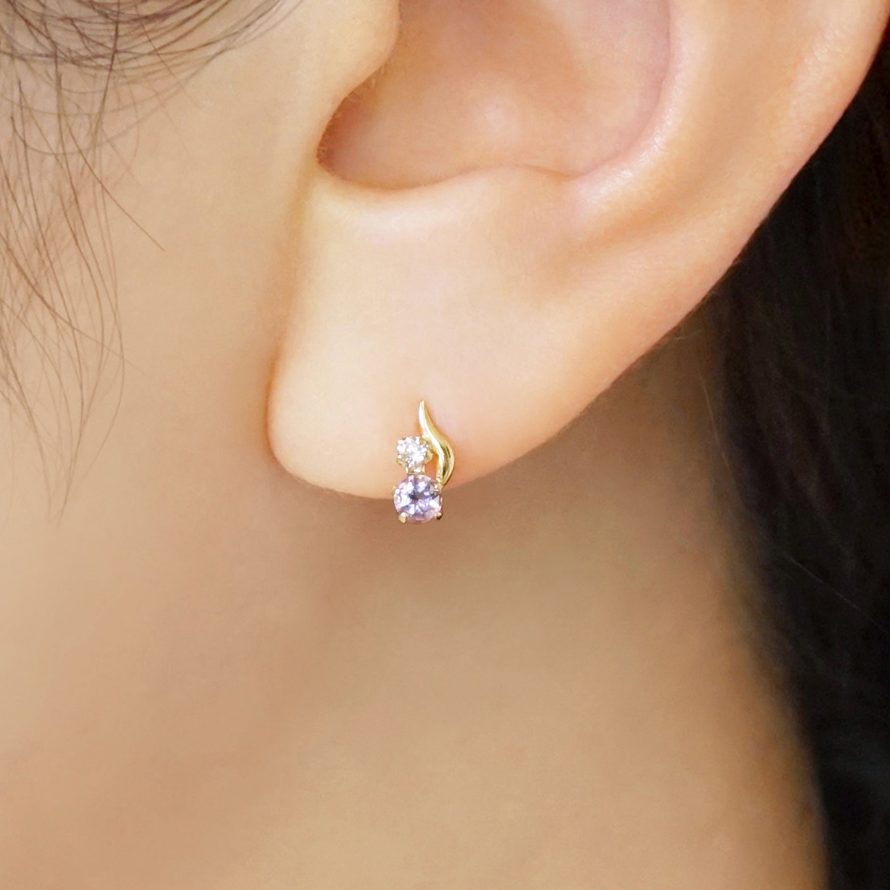 [WEB Exclusive] 10K Light Amethyst Simple Earrings (Yellow Gold) - Model Image