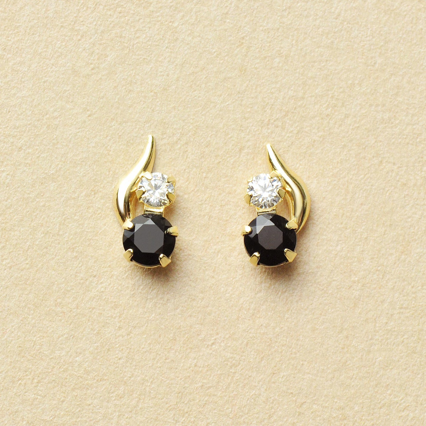 [WEB Exclusive] 10K Onyx Simple Earrings (Yellow Gold) - Product Image