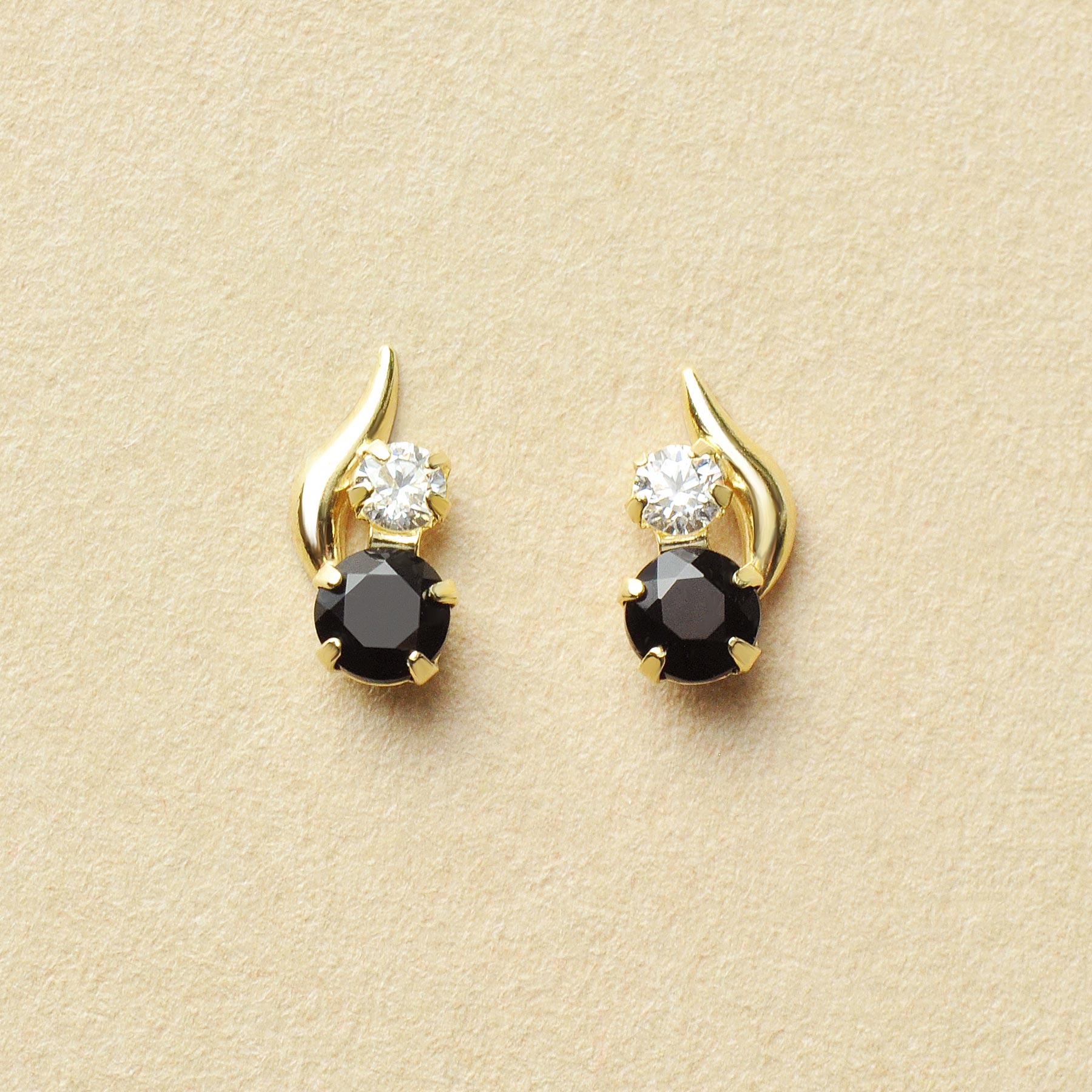 [WEB Exclusive] 10K Onyx Simple Earrings (Yellow Gold) - Product Image