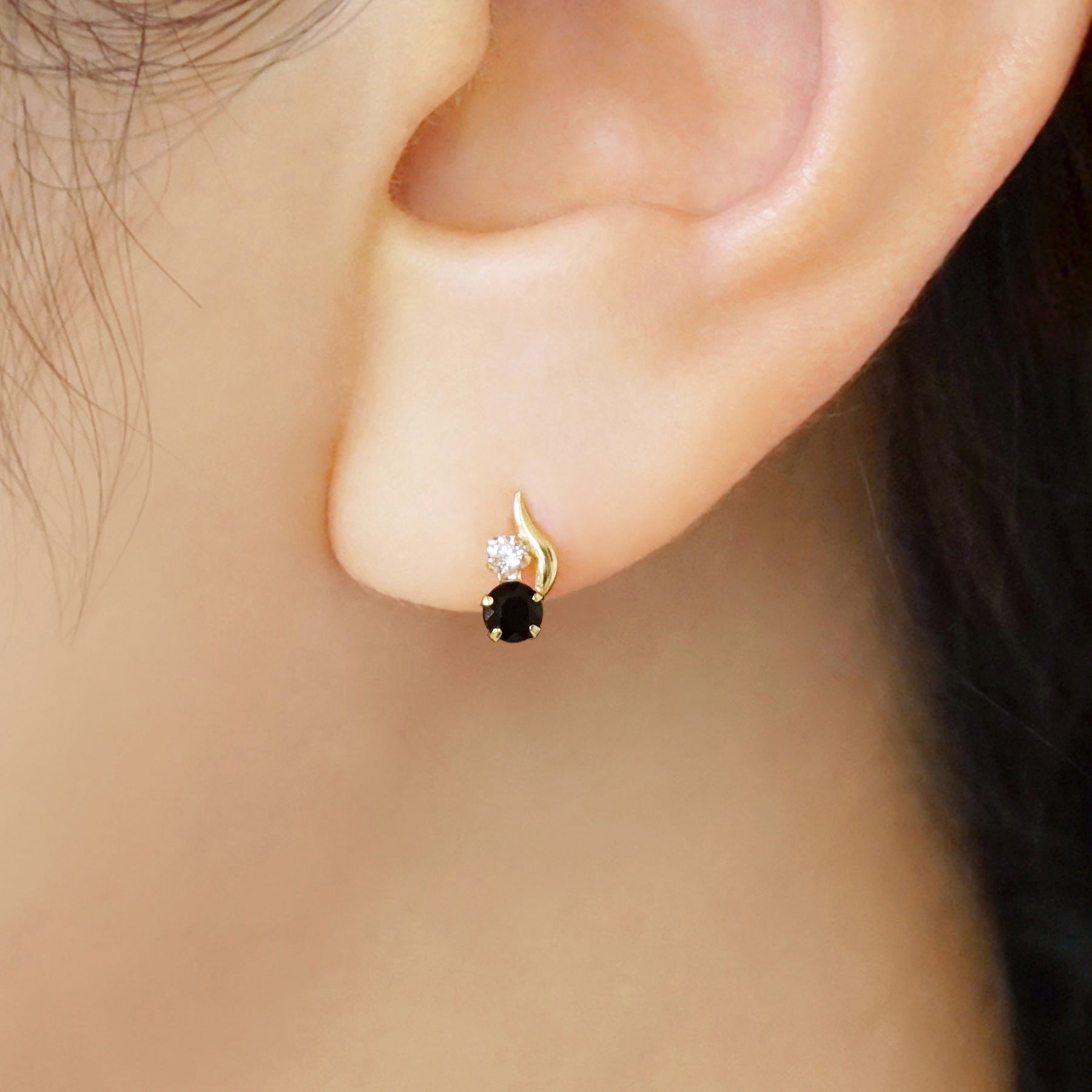 [WEB Exclusive] 10K Onyx Simple Earrings (Yellow Gold) - Model Image