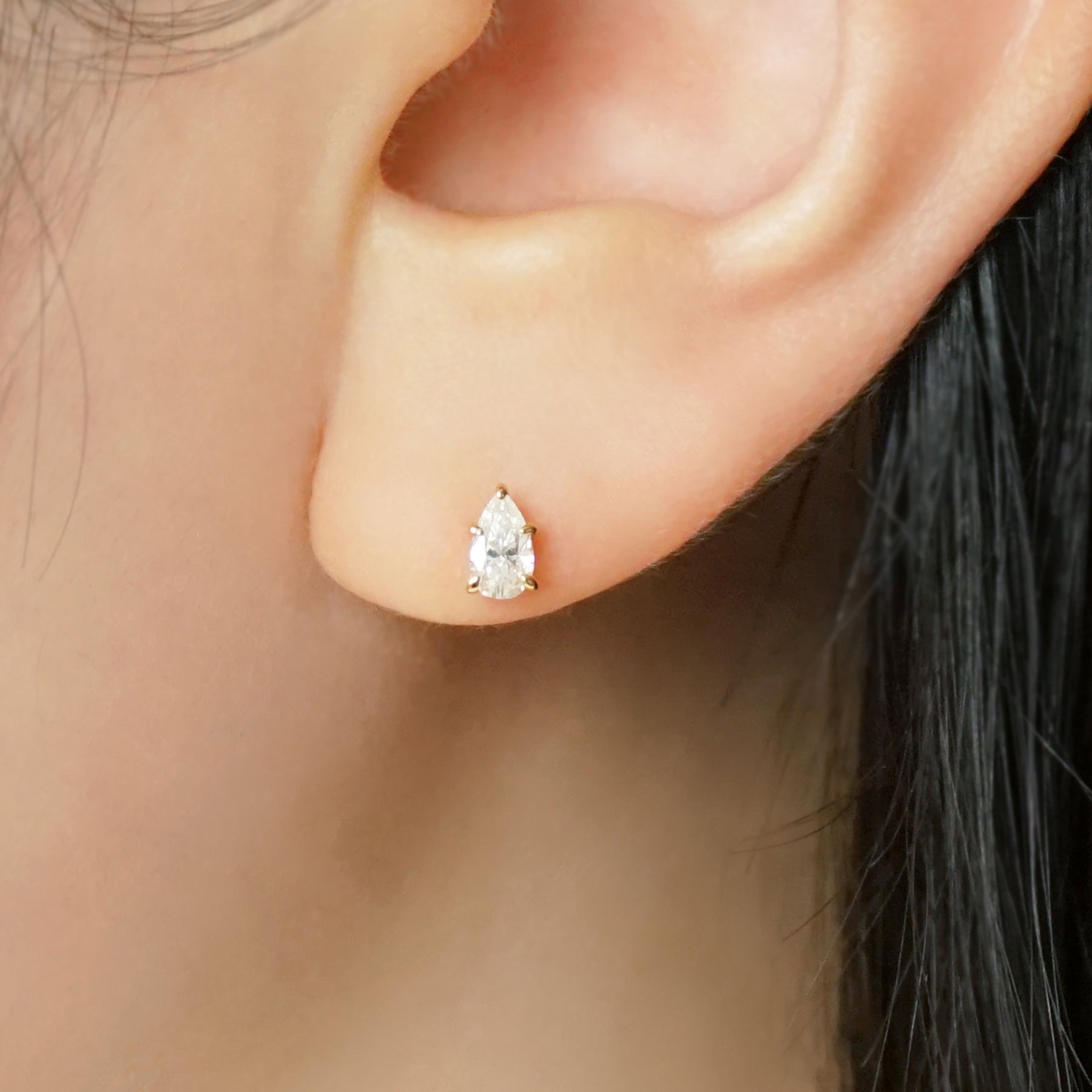 [Second Earrings] 18K Moissanite Earrings (Yellow Gold) - Model Image