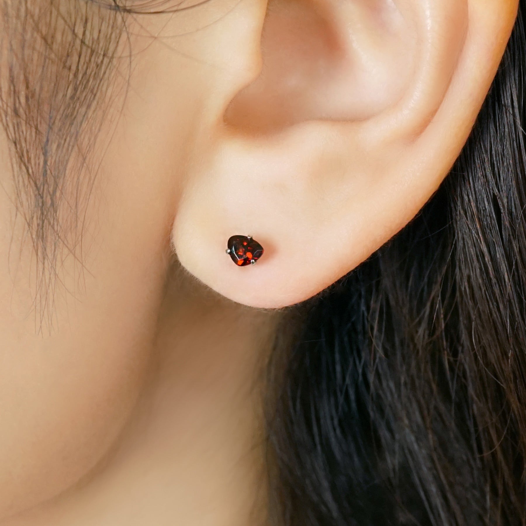 [Second Earrings] Platinum Garnet Trilliant Cut Earrings - Model Image