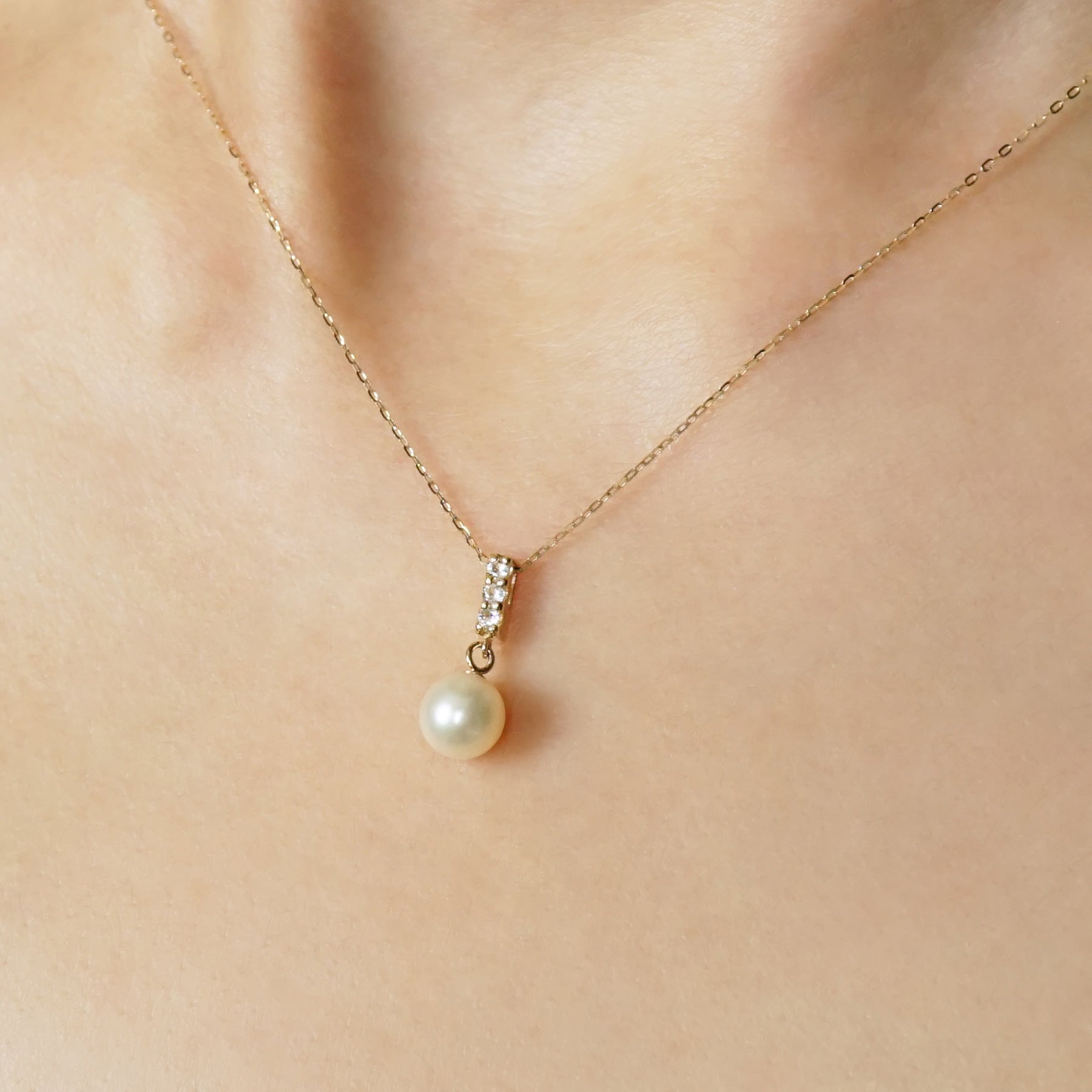 10K Freshwater Pearl Bar Shaped Necklace (Yellow Gold) - Model Image