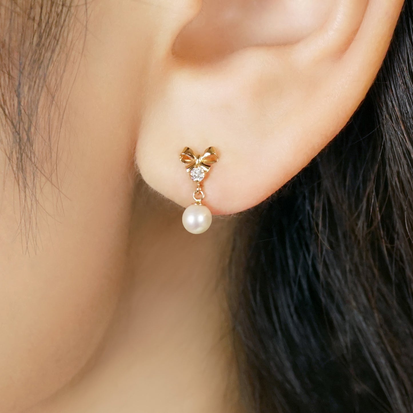 18K/10K Freshwater Pearl Ribbon Swinging Earrings (Yellow Gold) - Model Image