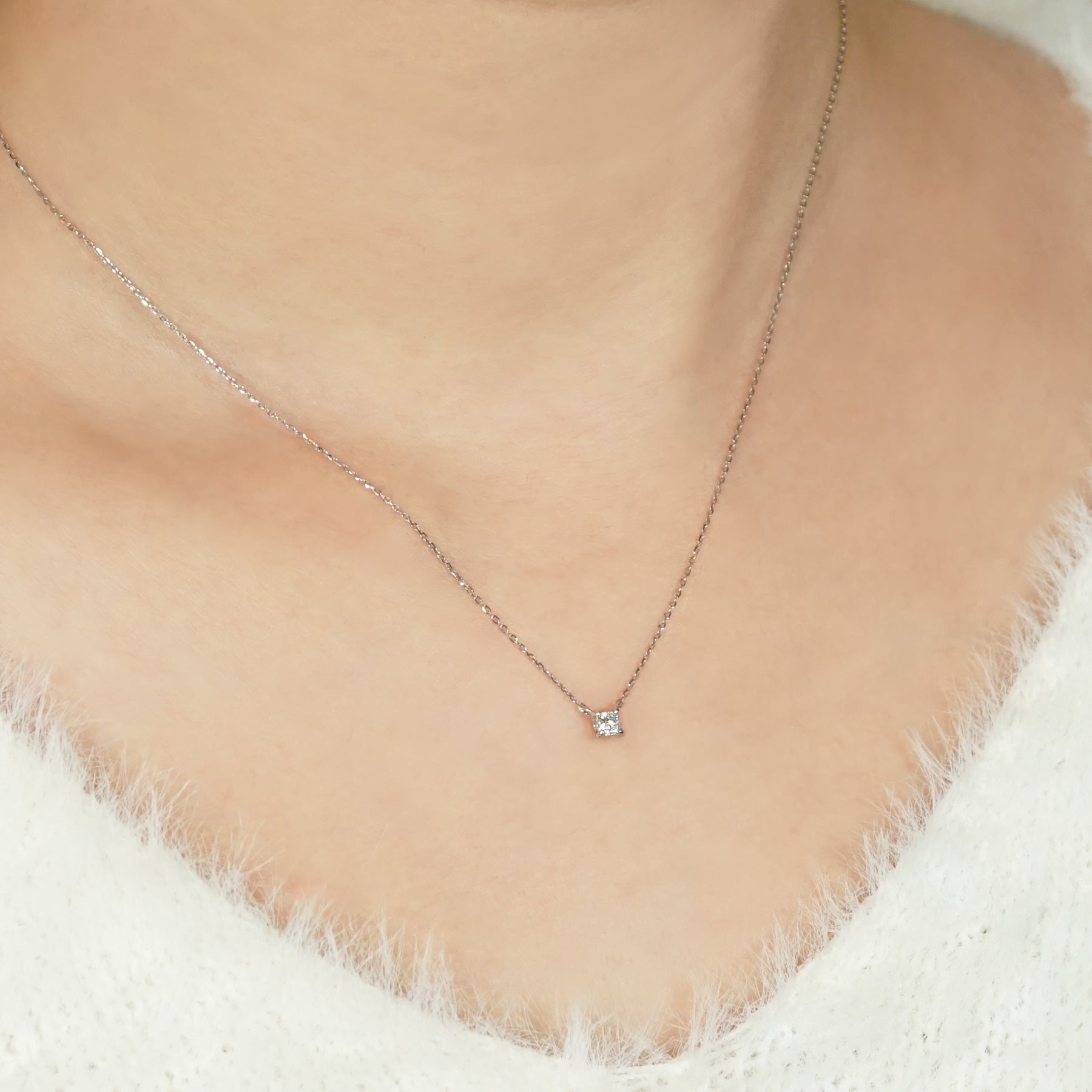 [Limited Edition] Platinum Princess Cut Diamond Necklace - Model Image