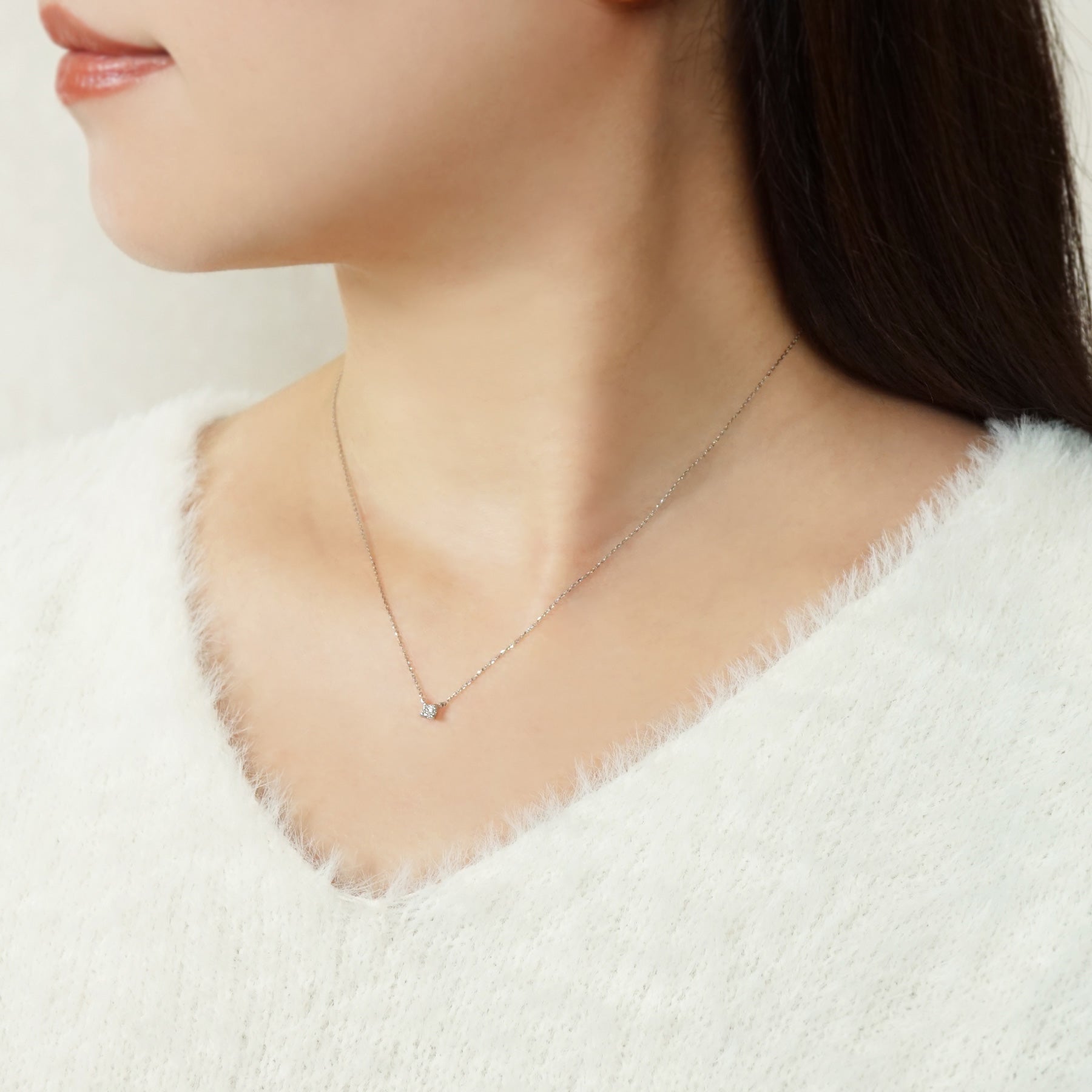 [Limited Edition] Platinum Princess Cut Diamond Necklace - Model Image