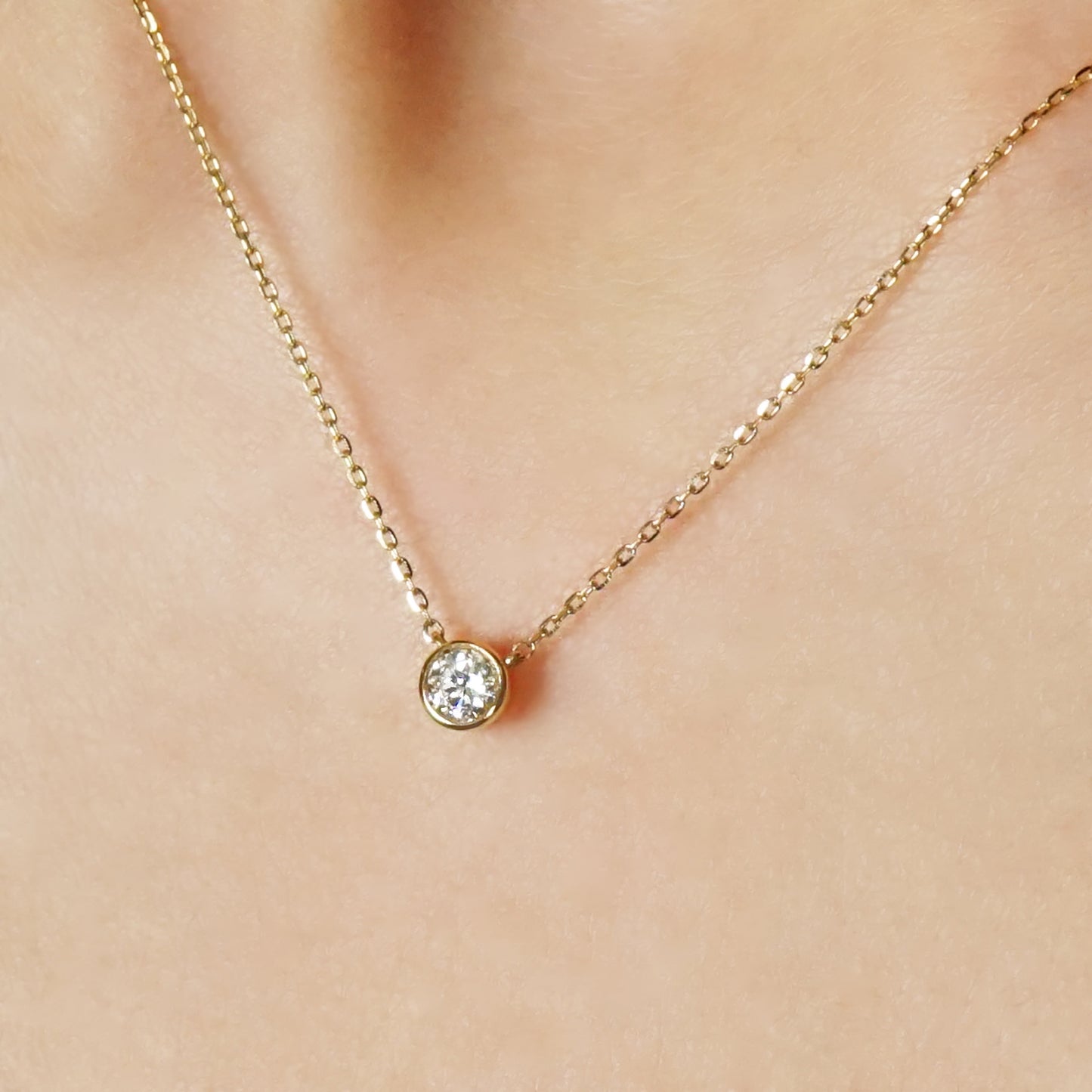 [Limited Edition] 18K Diamond Solitaire Necklace (Yellow Gold) - Model Image