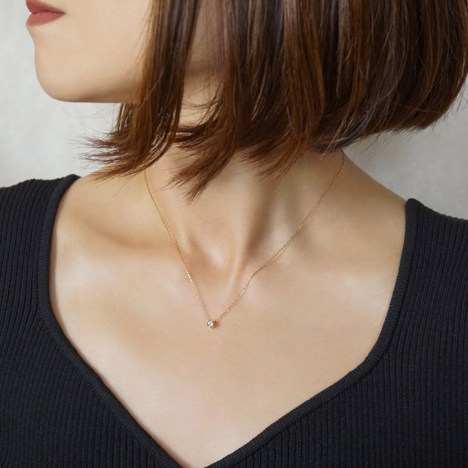 [Limited Edition] 18K Diamond Solitaire Necklace (Yellow Gold) - Model Image