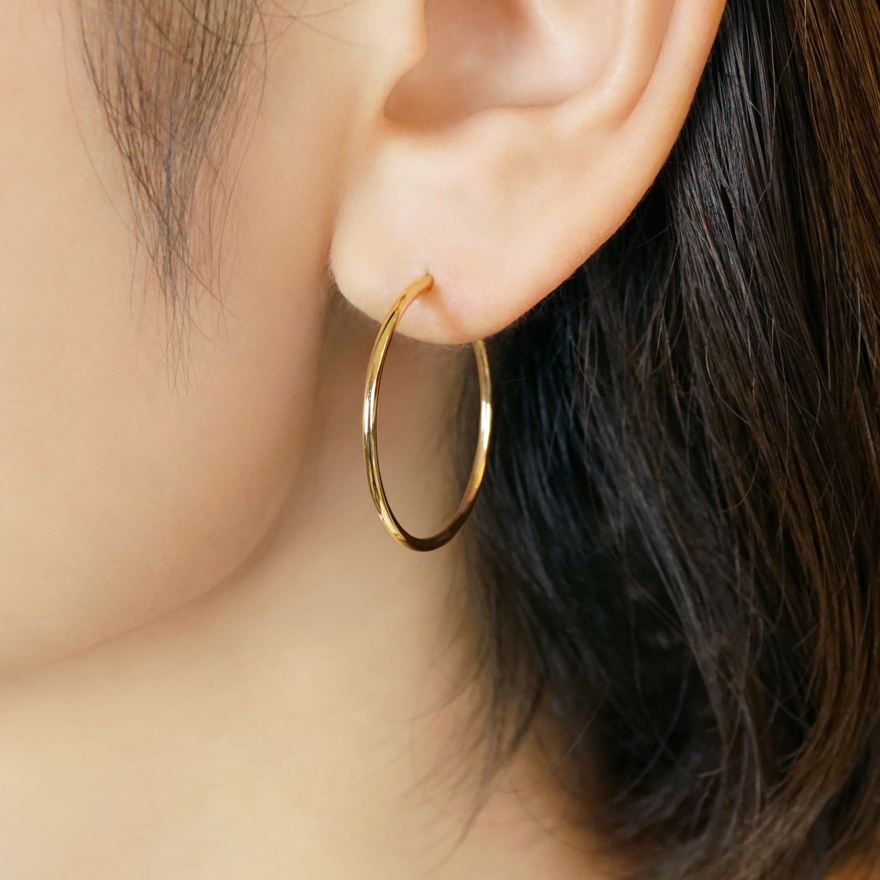 10K Seamless Pipe Hoop Earrings [27mm] (Yellow Gold) - Model Image