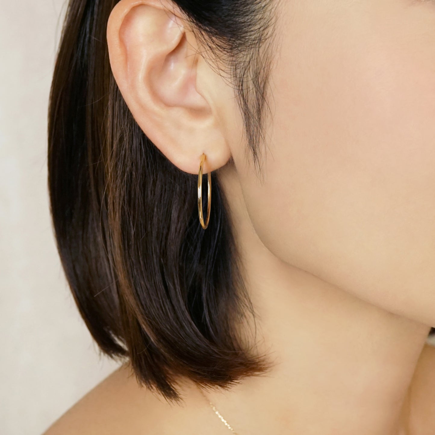 10K Seamless Pipe Hoop Earrings [27mm] (Yellow Gold) - Model Image