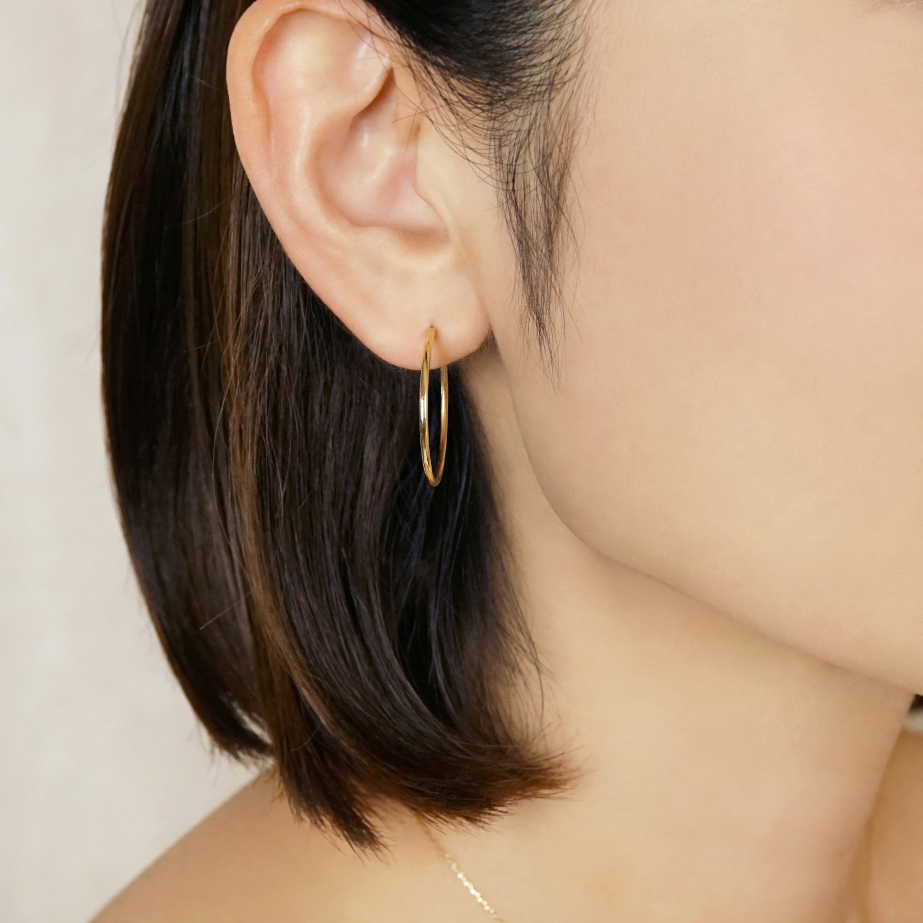 10K Seamless Pipe Hoop Earrings [27mm] (Yellow Gold) - Model Image