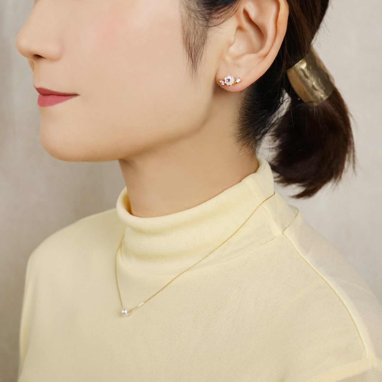 [Solo Earring] 925 Sterling Silver / 10K Anemone Single Earring - Model Image