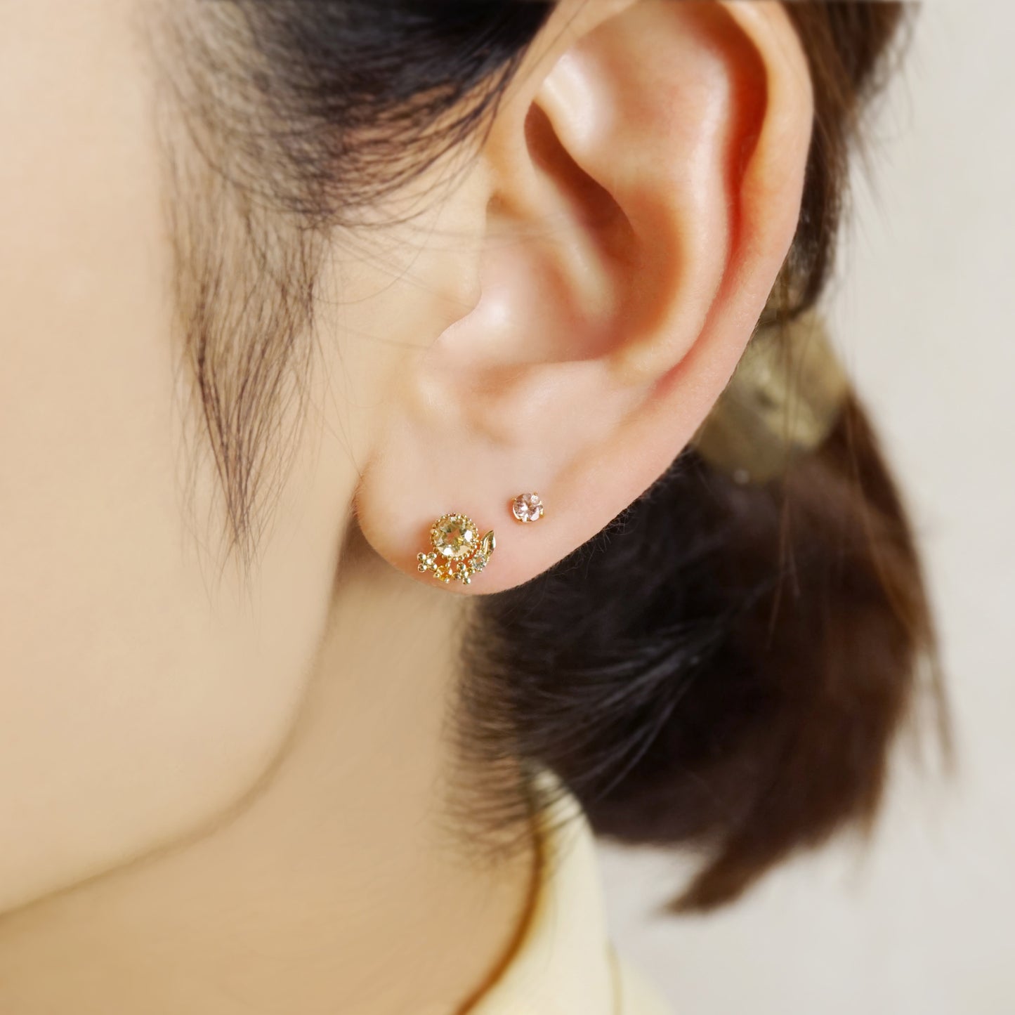 [Solo Earring] 18K/10K Mimosa Single Earring (Yellow Gold) - Model Image
