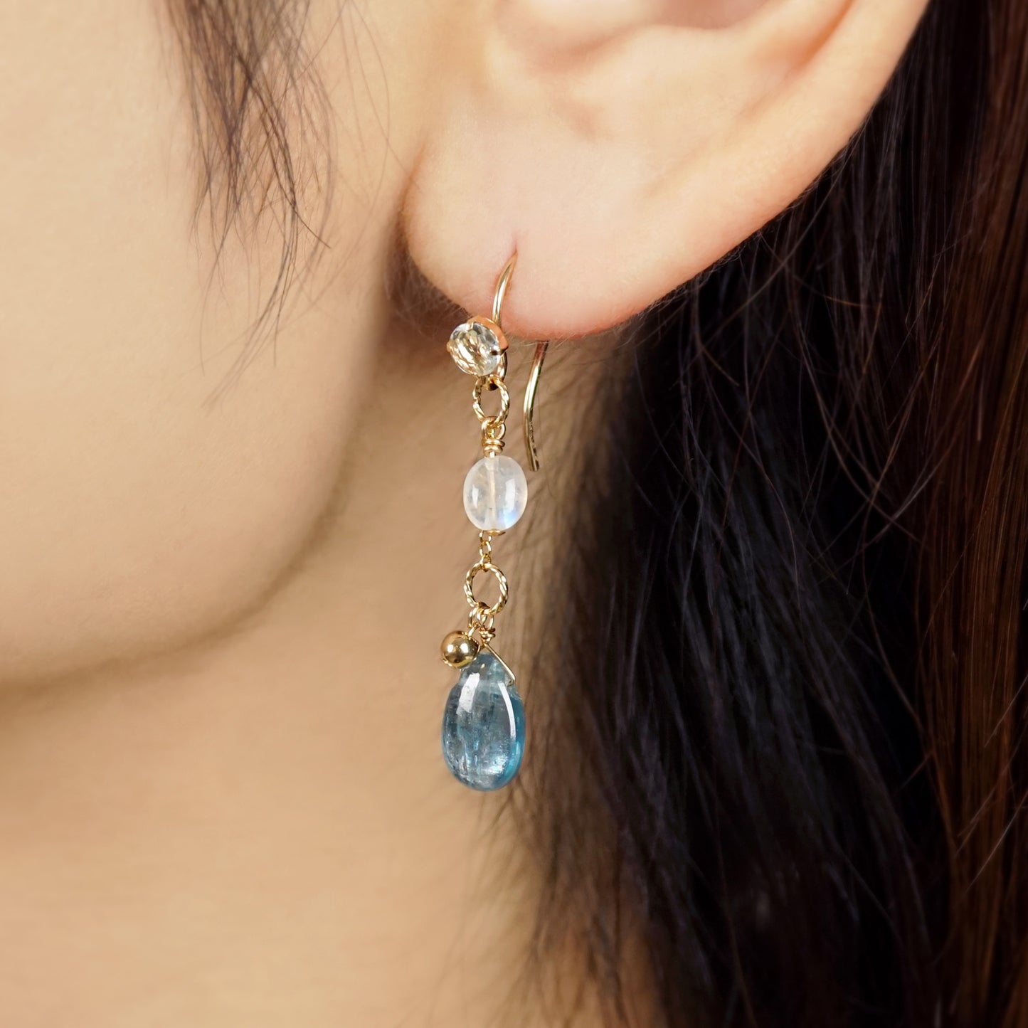 [Palette] Gold Filled Kyanite Charm Set Earrings [Radiance] (Large Link) - Model Image