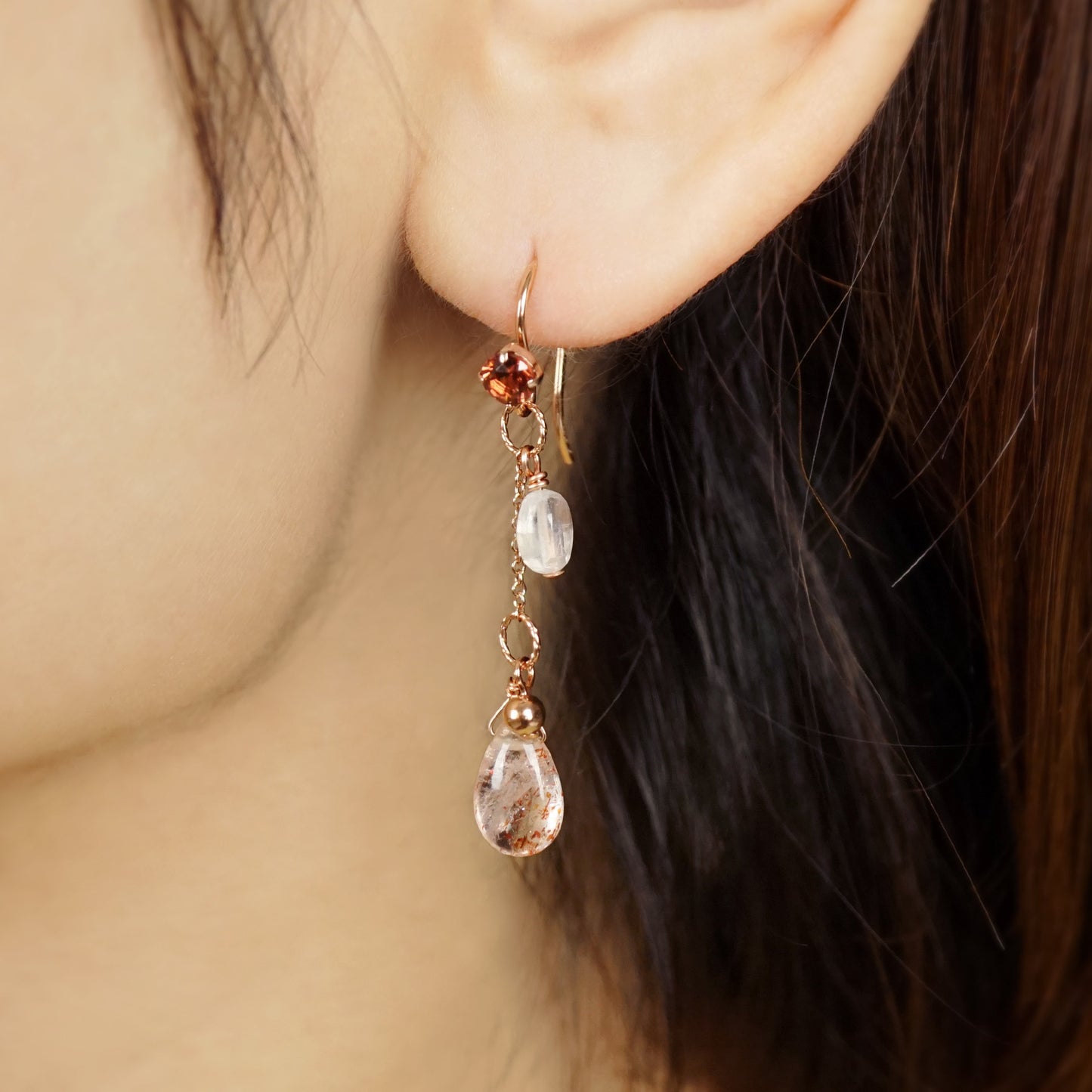 [Palette] Gold Filled Oregon Sunstone Charm Set Earrings [Radiance] (Large Link) - Model Image