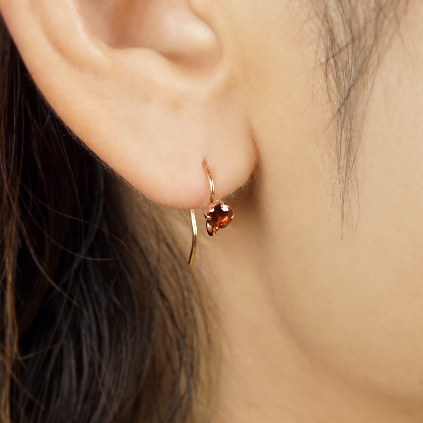 [Palette] Gold Filled Oregon Sunstone Charm Set Earrings [Radiance] (Large Link) - Model Image